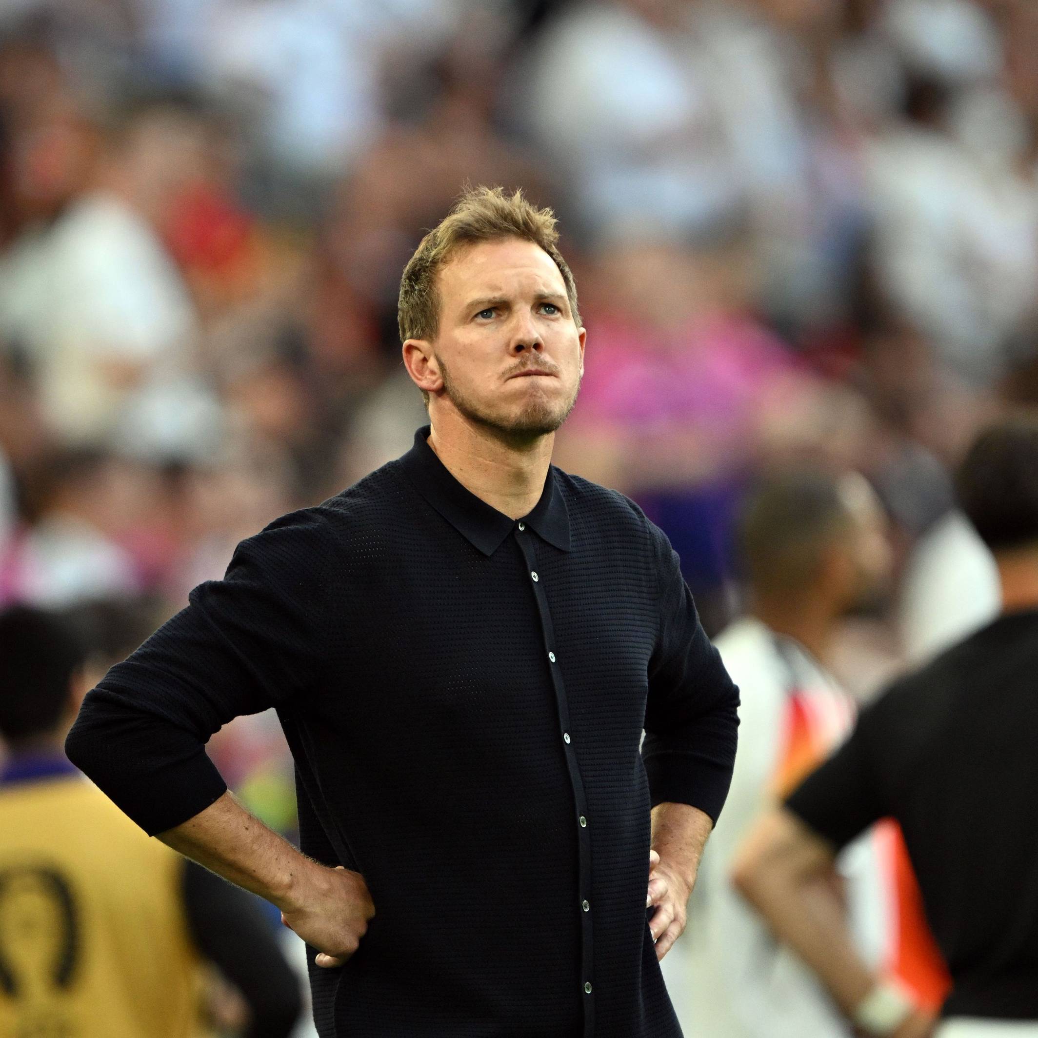 ARCHIV - 05.07.2024, Baden-Württemberg, Stuttgart: Fußball, UEFA Euro 2024, EM, Spanien - Deutschland, Finalrunde, Viertelfinale, Stuttgart Arena, Deutschlands Bundestrainer Julian Nagelsmann steht an der Seitenlinie. (zu dpa: «Die Chronik des Scheiterns von Julian Nagelsmann») Foto: Federico Gambarini/dpa +++ dpa-Bildfunk +++