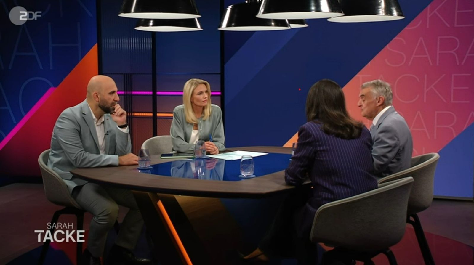 Zu Gast bei „Sarah Tacke“ waren am Donnerstagabend unter anderem NRW-Innenminister Herbert Reul (CDU), Menschenrechtsaktivistin Düzen Tekkal (r.) und der Extremismusforscher Ahmad Mansour (l.). (Bild: ZDF)