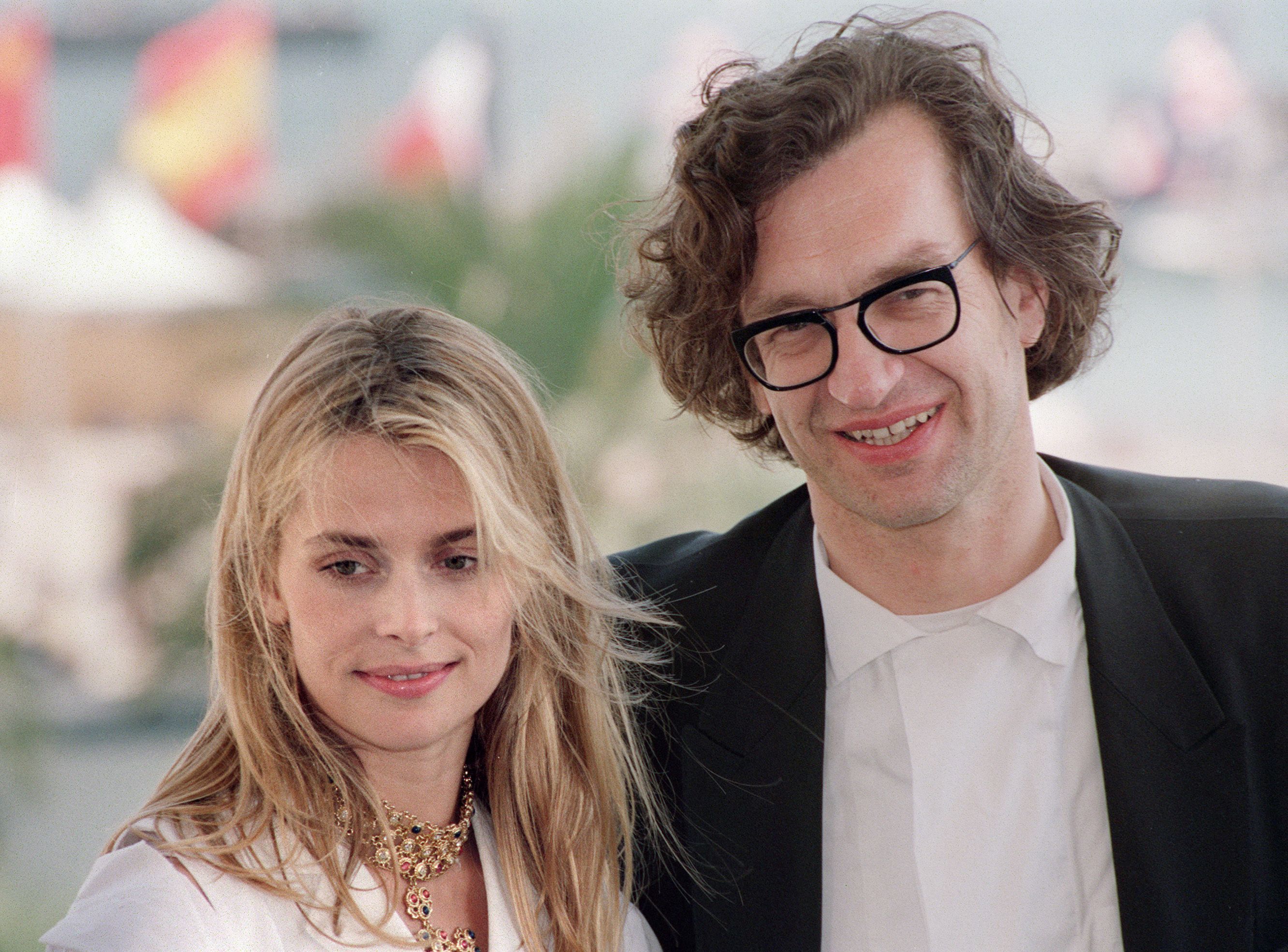 Der deutsche Filmregisseur Wim Wenders (rechts) bei der Präsentation seines Films „In Weiter Ferne, So Nah“ (Si Loin, Si Proche) am 18. Mai 1993 in Cannes mit Schauspielerin Nastassja Kinski.
