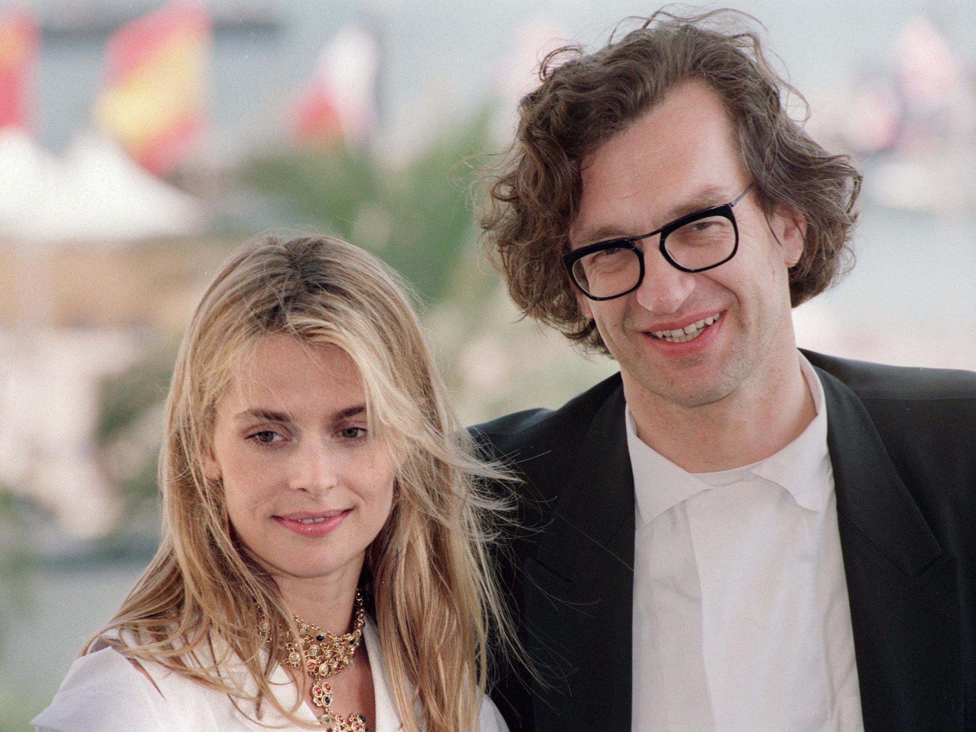 Der deutsche Filmregisseur Wim Wenders (rechts) bei der Präsentation seines Films „In Weiter Ferne, So Nah“ (Si Loin, Si Proche) am 18. Mai 1993 in Cannes mit Schauspielerin Nastassja Kinski.