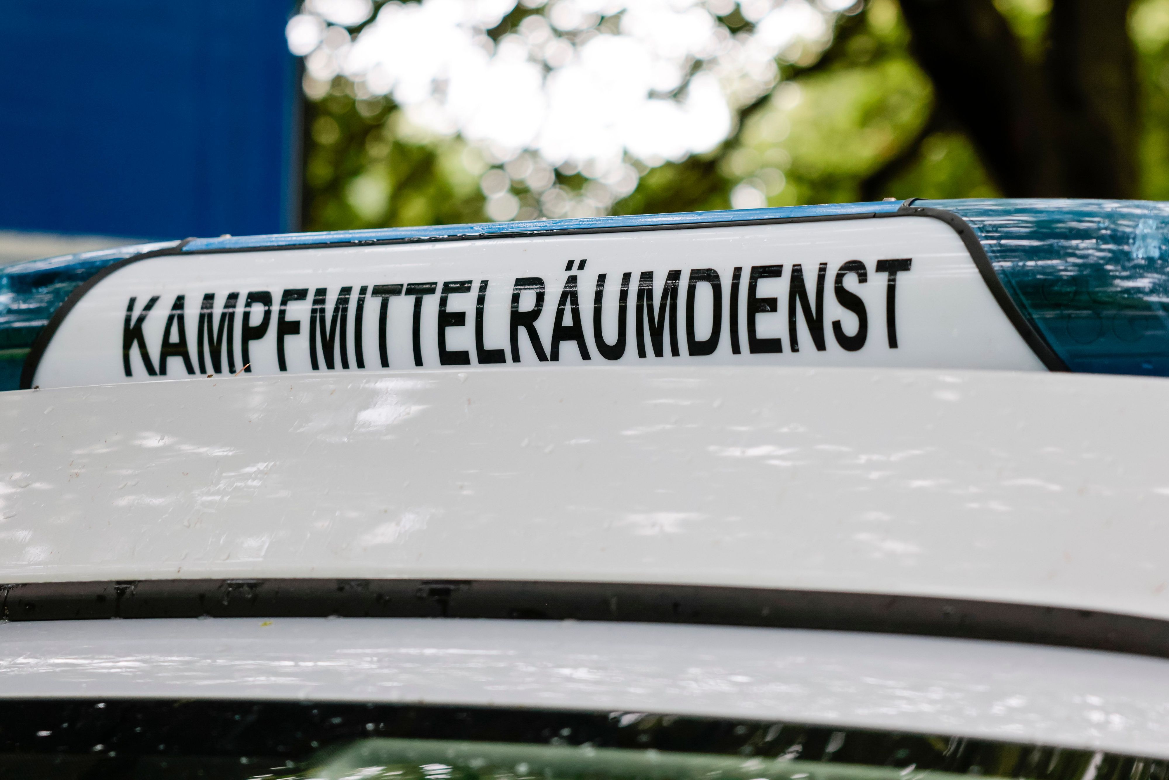 Der Schriftzug „Kampfmittelräumdienst“ ist an einem Einsatzfahrzeug angebracht.