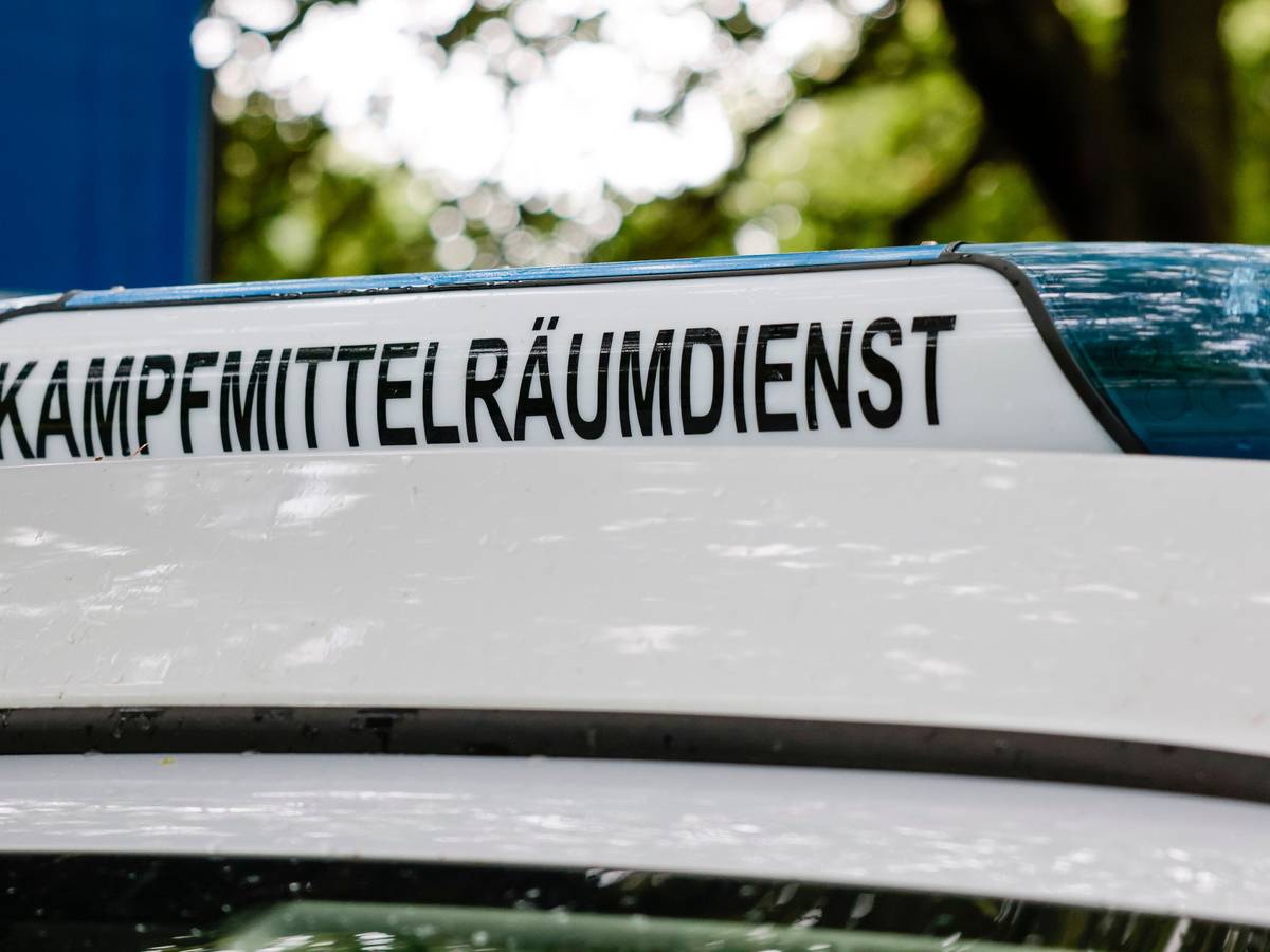 Der Schriftzug „Kampfmittelräumdienst“ ist an einem Einsatzfahrzeug angebracht.