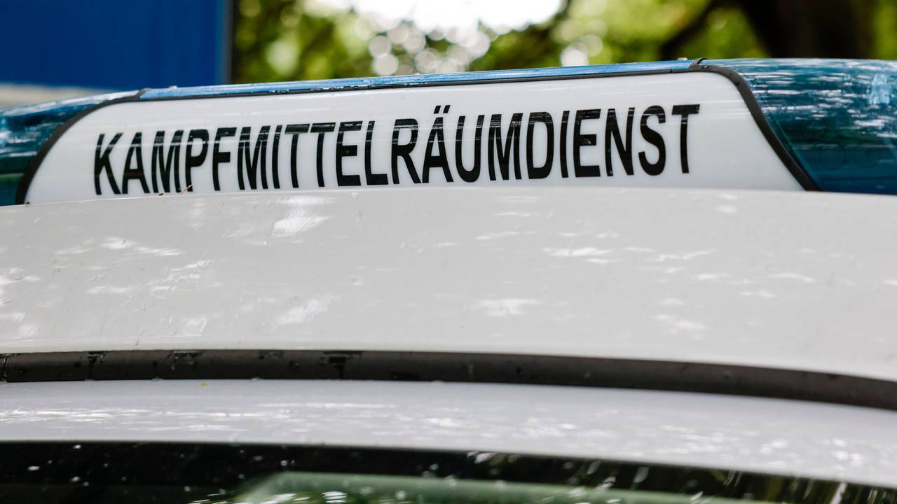Der Schriftzug „Kampfmittelräumdienst“ ist an einem Einsatzfahrzeug angebracht.