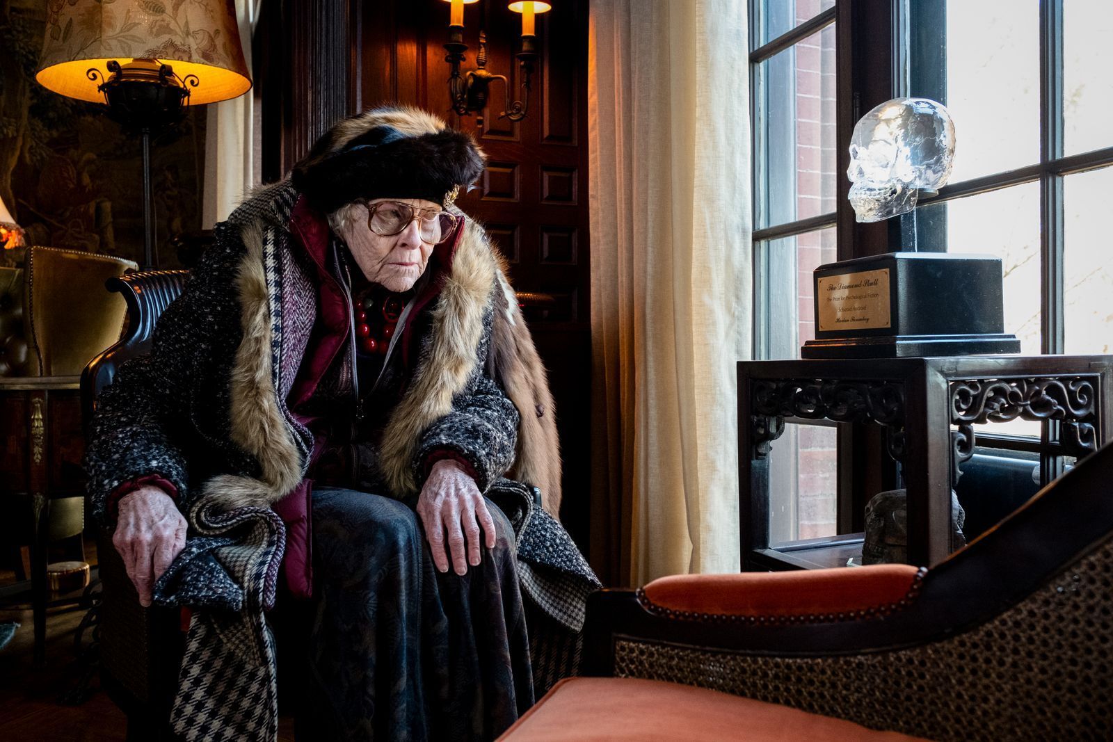 Die Mutter von Harlan (K Callan) hat den coolsten Auftritt im Film. (Bild: ARD Degeto/2018 MRC II Distribution Company L.P. All rights reserved)