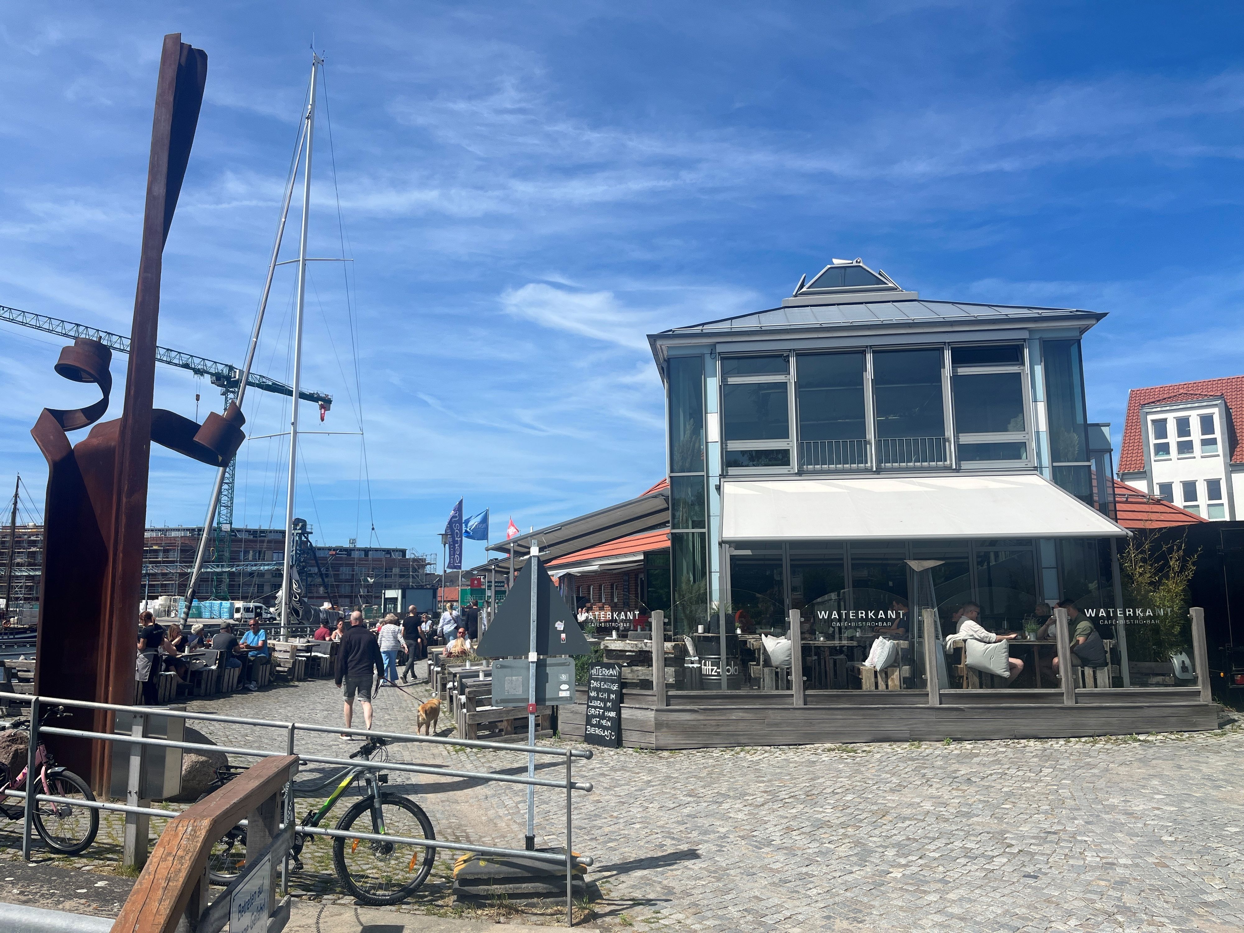 Direkt am Neustädter Hafen bietet das "Waterkant" hausgemachte Kuchen und leckere Burger.