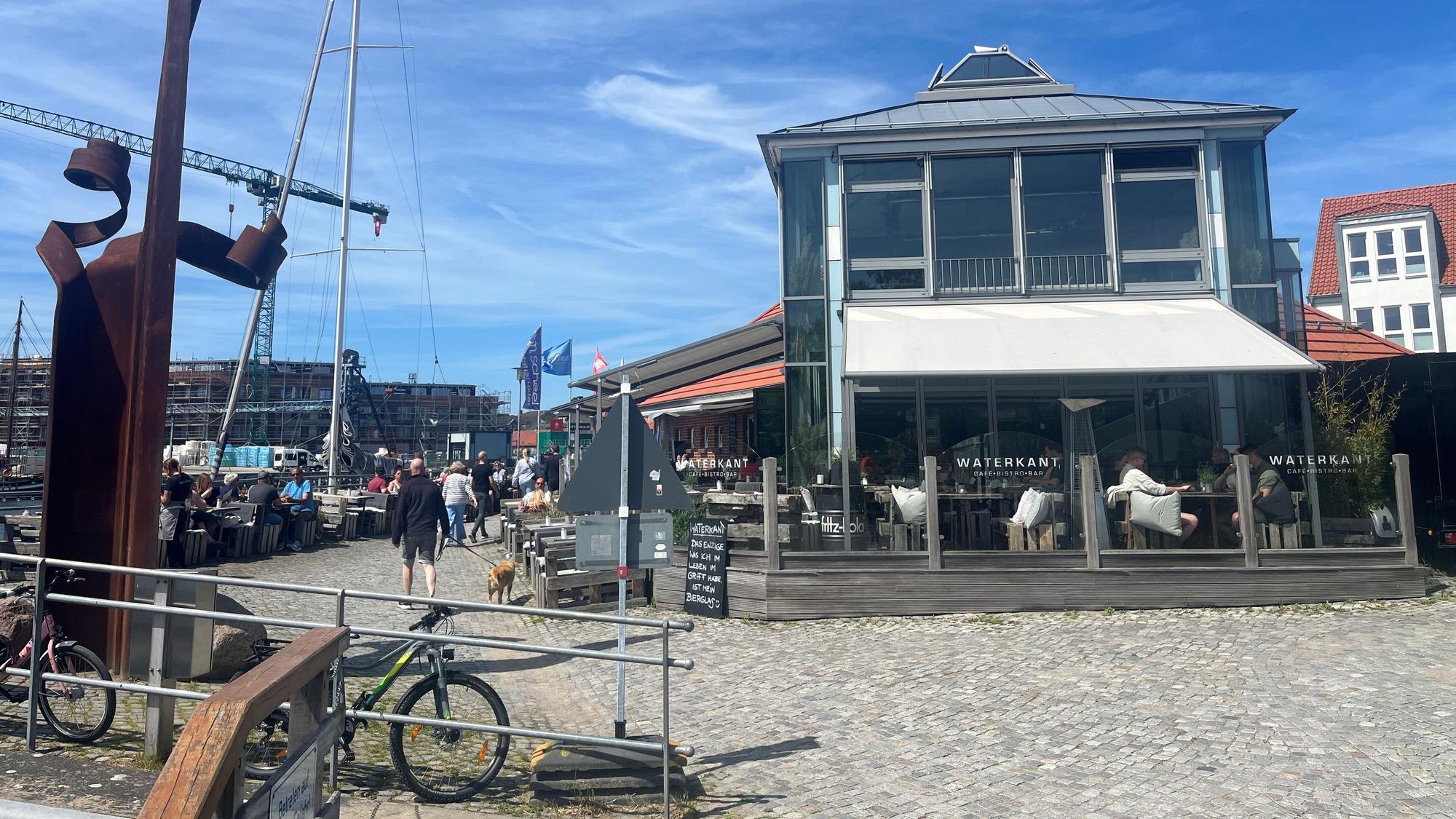 Direkt am Neustädter Hafen bietet das "Waterkant" hausgemachte Kuchen und leckere Burger.