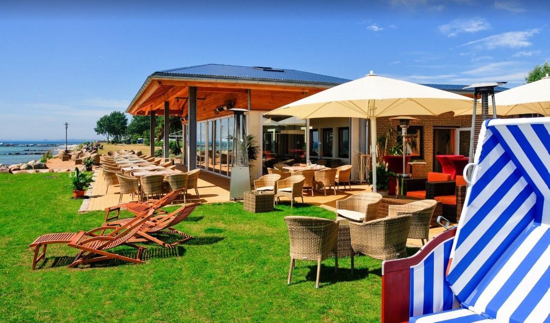 Das erneuerte Restaurant „Seeblick“ liegt nur wenige Meter vom Ostseestrand auf Fehmarn entfernt.