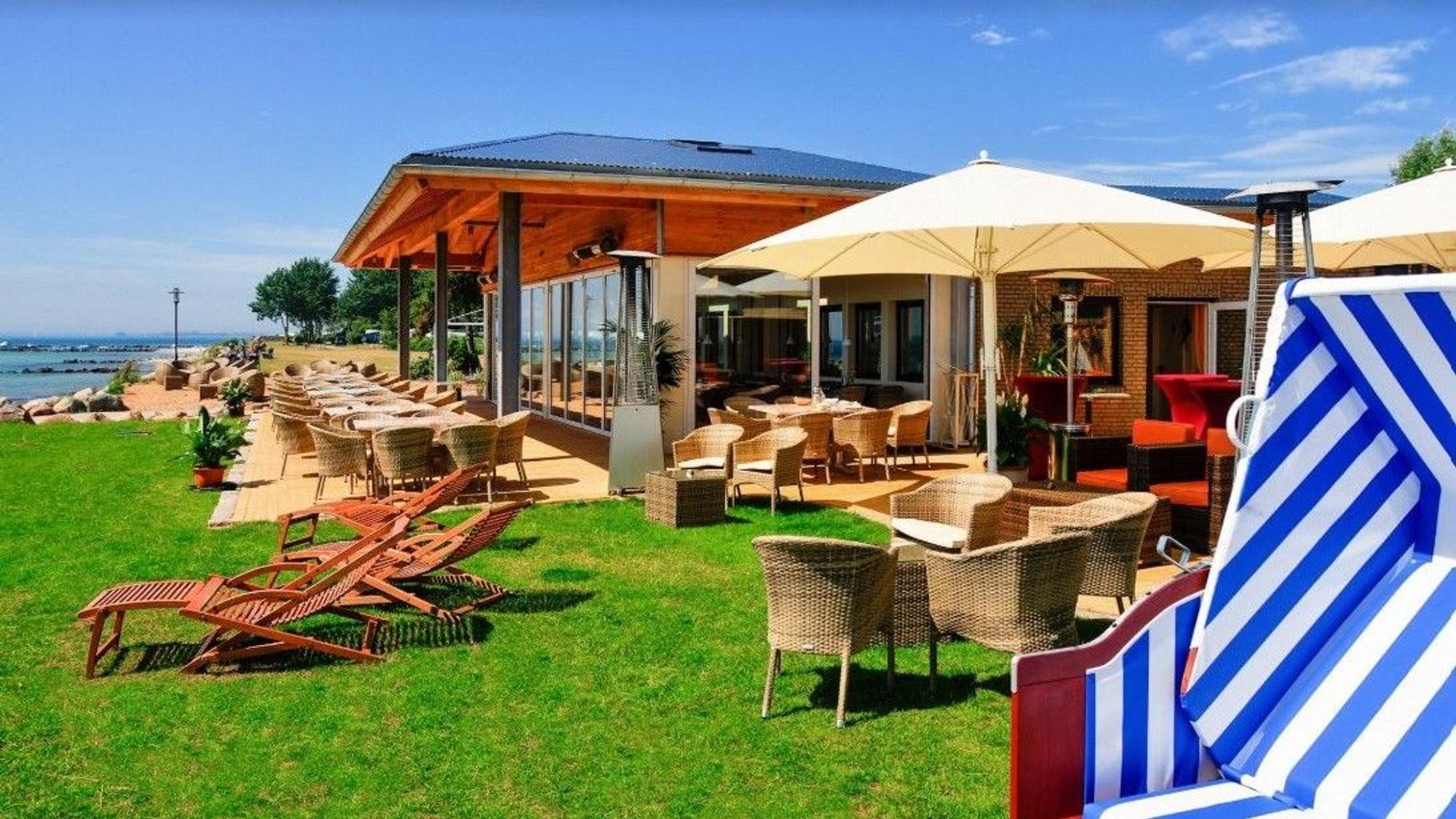 Das erneuerte Restaurant „Seeblick“ liegt nur wenige Meter vom Ostseestrand auf Fehmarn entfernt.