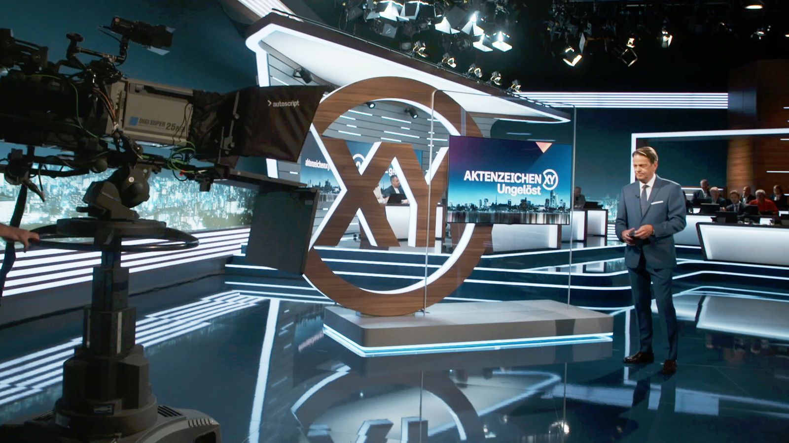 Elfmal im Jahr werden die Filmfälle, die Rudi Cerne später bei „Aktenzeichen XY ... Ungelöst“ vorstellt, gedreht - meistens in und um München. (Bild: ZDF/Daniel Ritter)