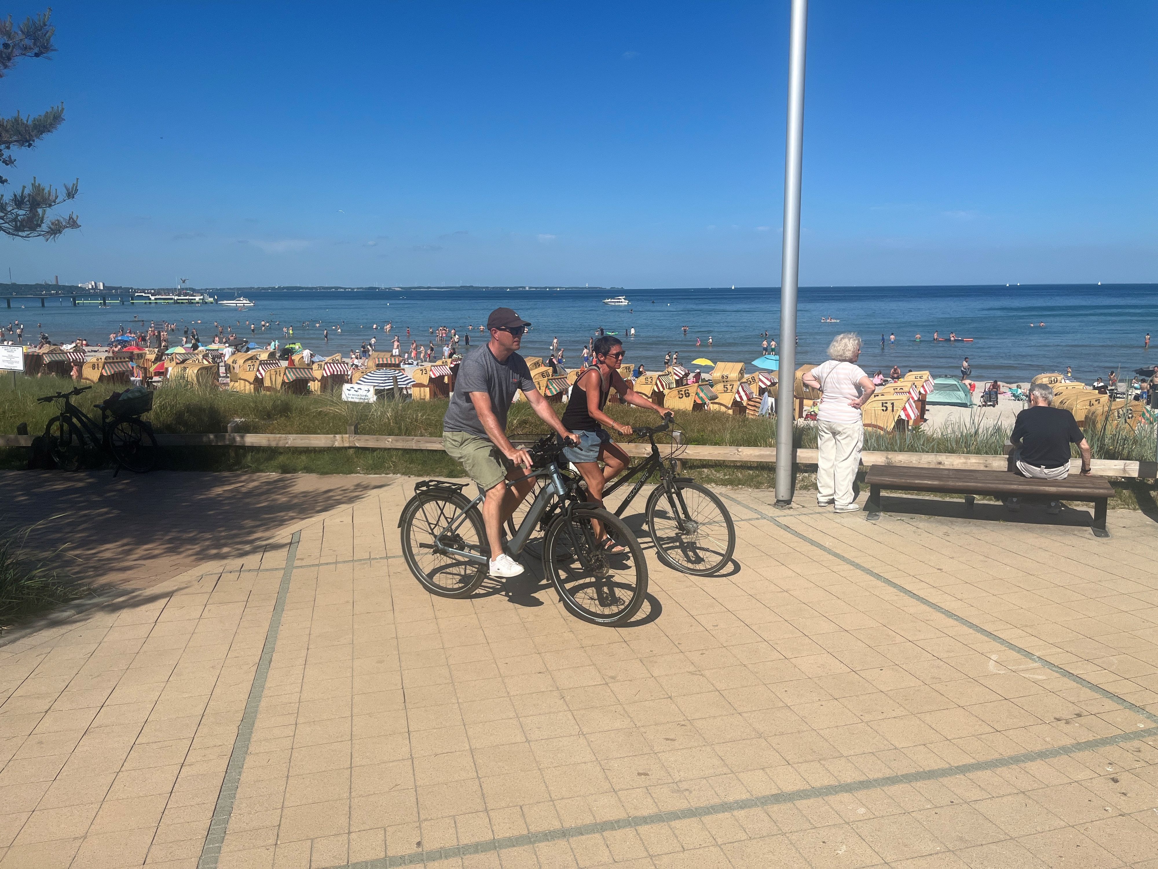 Auf dem Ostseeküstenradweg in Scharbeutz direkt an der Promenade.