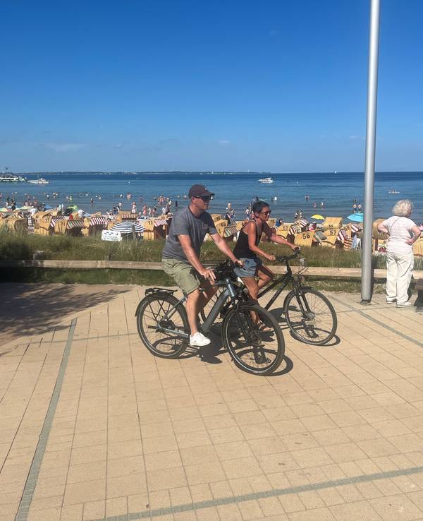 Auf dem Ostseeküstenradweg in Scharbeutz direkt an der Promenade.