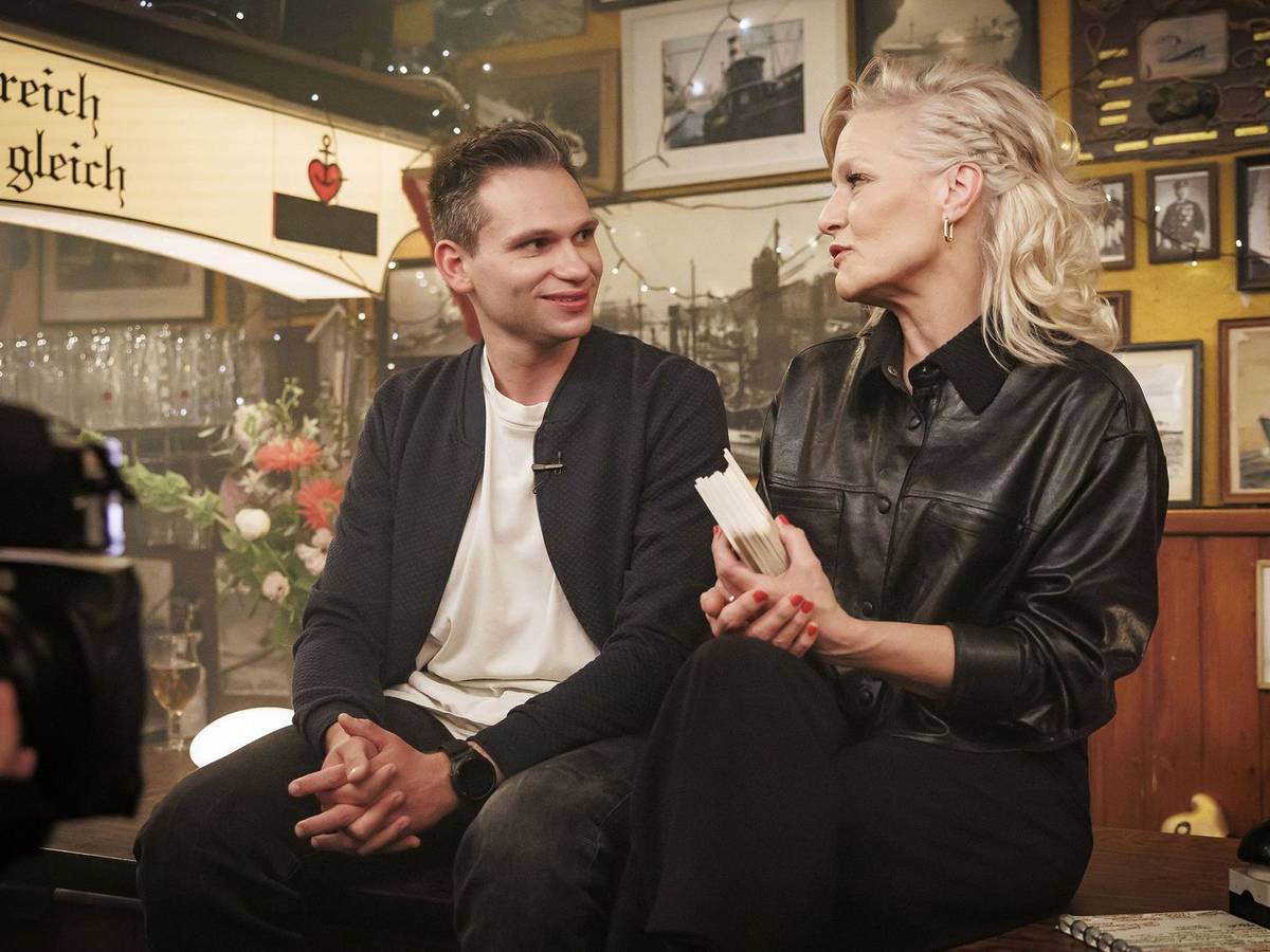 Gute Laune und spitze Seitenhiebe gegen die Politiker. Polit-Comedian Fabian Köster sorgte als Gast bei Ina Müller in „Inas Nacht“ für etliche Lacher. (Bild: NDR/ARD/Morris Mac Matzen)