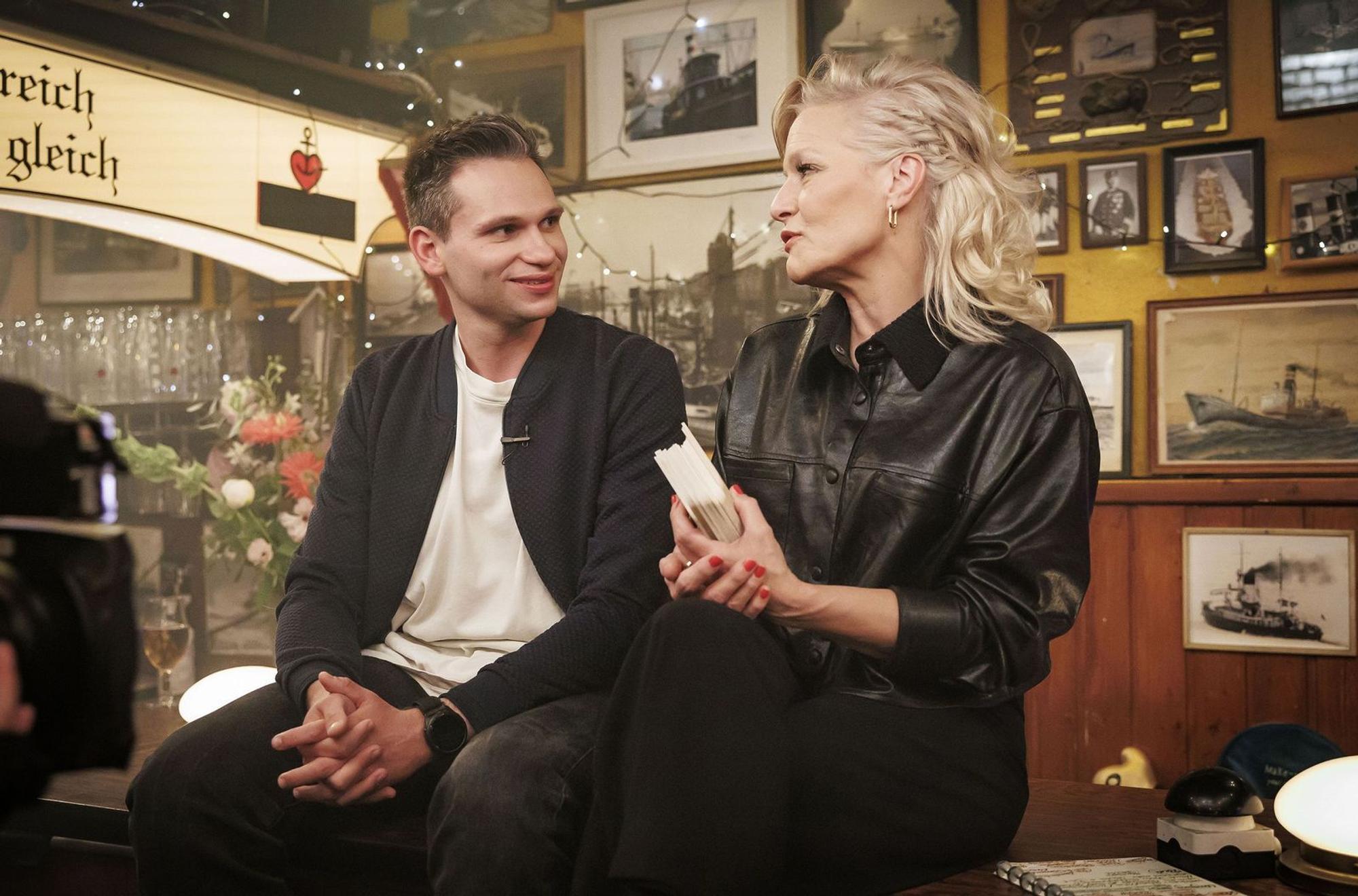 Gute Laune und spitze Seitenhiebe gegen die Politiker. Polit-Comedian Fabian Köster sorgte als Gast bei Ina Müller in „Inas Nacht“ für etliche Lacher. (Bild: NDR/ARD/Morris Mac Matzen)