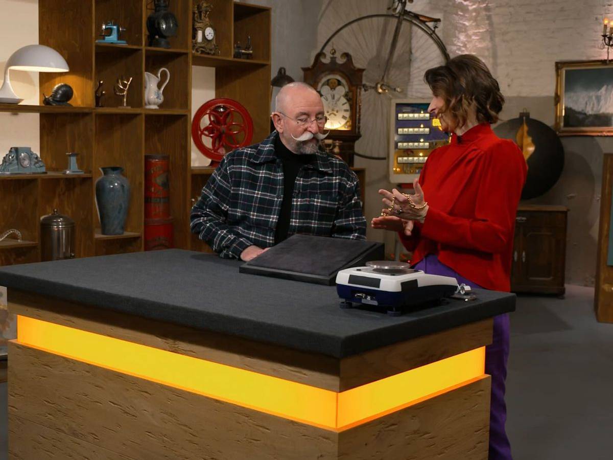 Ein Goldcollier brachte Horst Lichter und Schmuckexpertin Wendela Horz ins Schwärmen. (Bild: ZDF)