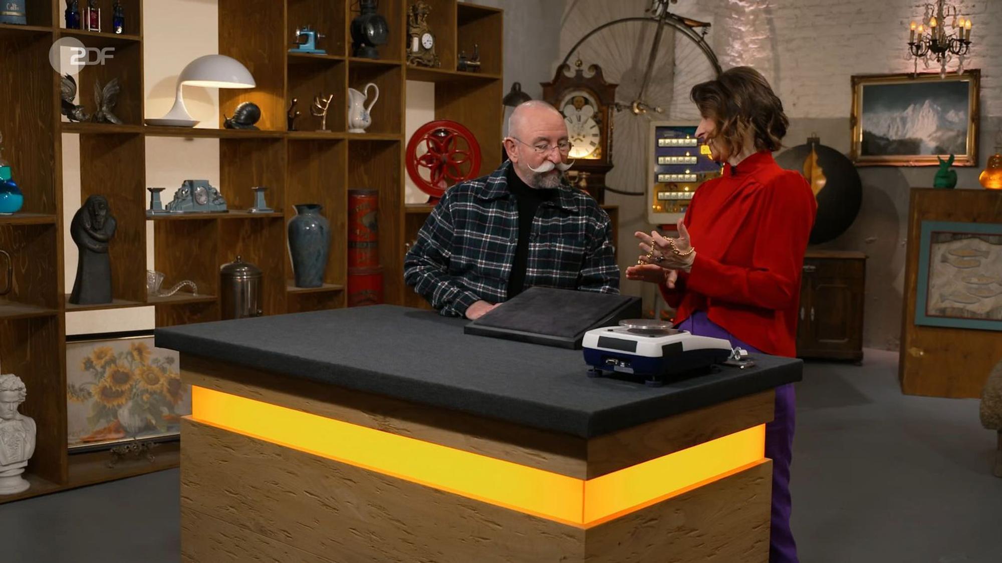 Ein Goldcollier brachte Horst Lichter und Schmuckexpertin Wendela Horz ins Schwärmen. (Bild: ZDF)