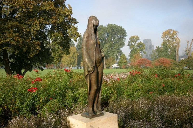 Die Bronze „Sinnende“ von Ludwig Kasper im Kölner Rheinpark.