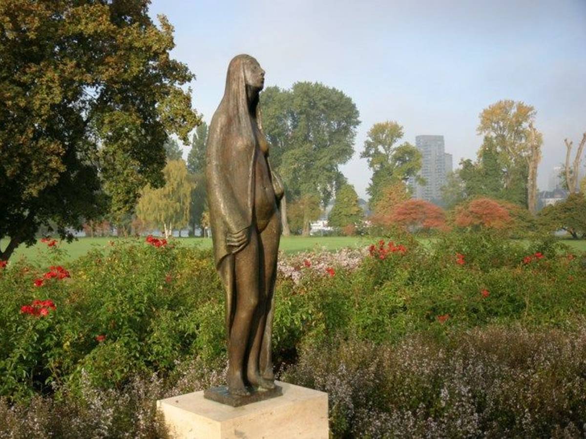 Die Bronze „Sinnende“ von Ludwig Kasper im Kölner Rheinpark.