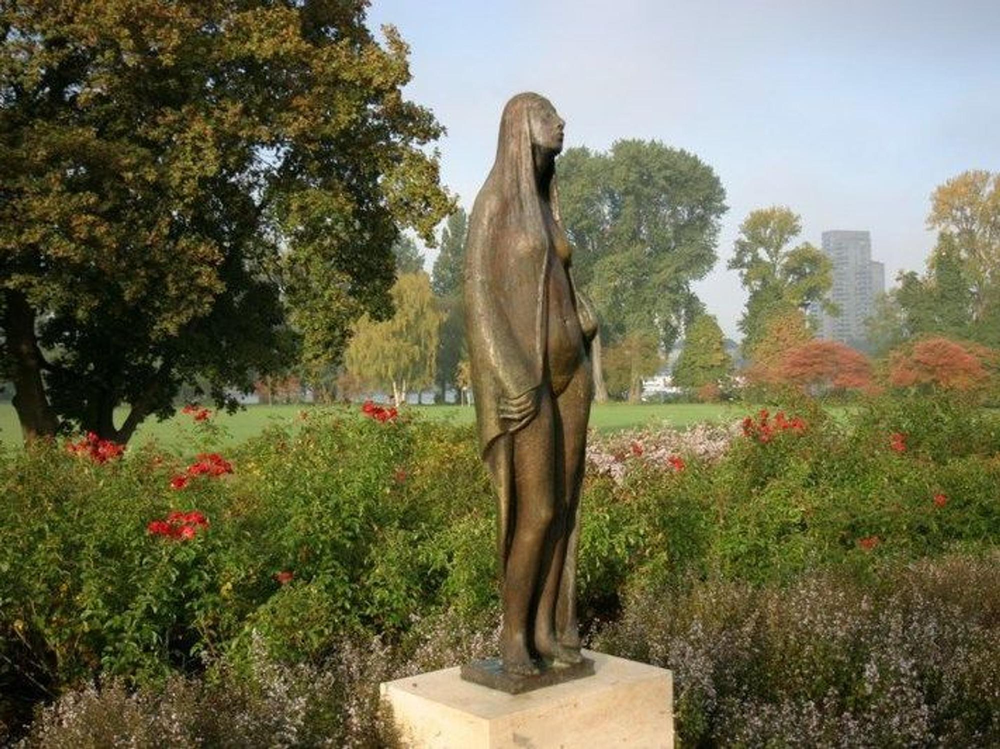 Die Bronze „Sinnende“ von Ludwig Kasper im Kölner Rheinpark.