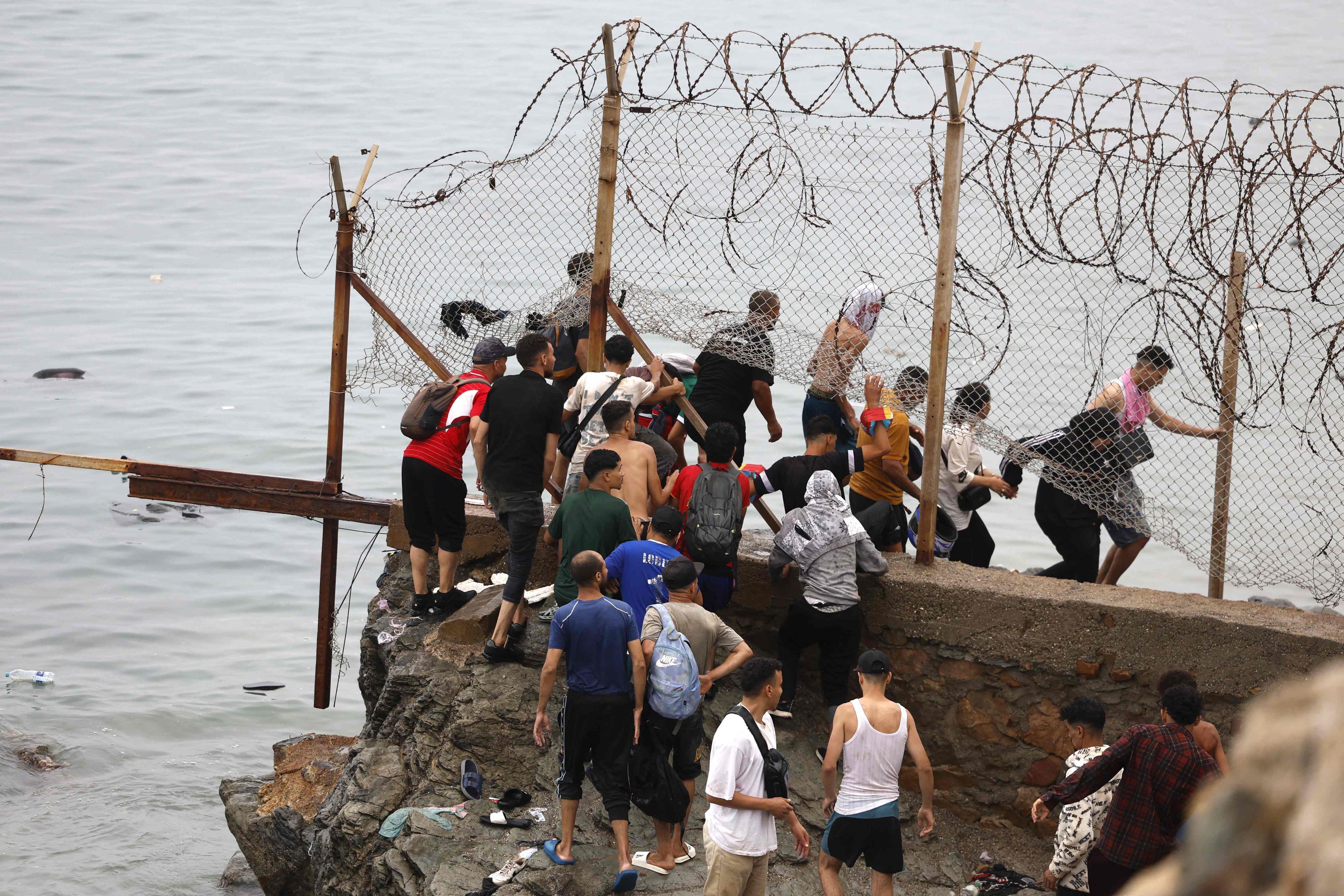 Zehntausende Migranten haben die Grenze zwischen Marokko und der spanischen Exklave Ceuta in Nordafrika gestürmt.