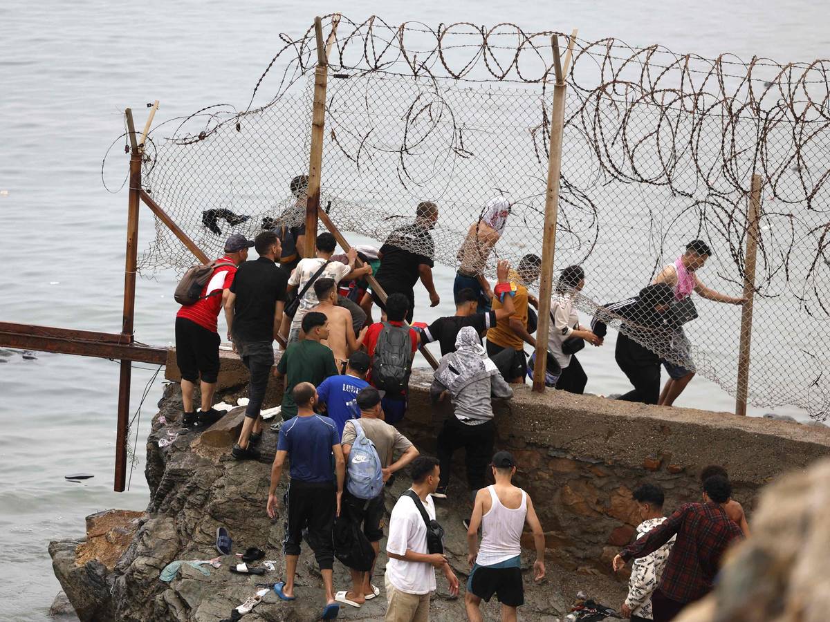 Zehntausende Migranten haben die Grenze zwischen Marokko und der spanischen Exklave Ceuta in Nordafrika gestürmt.
