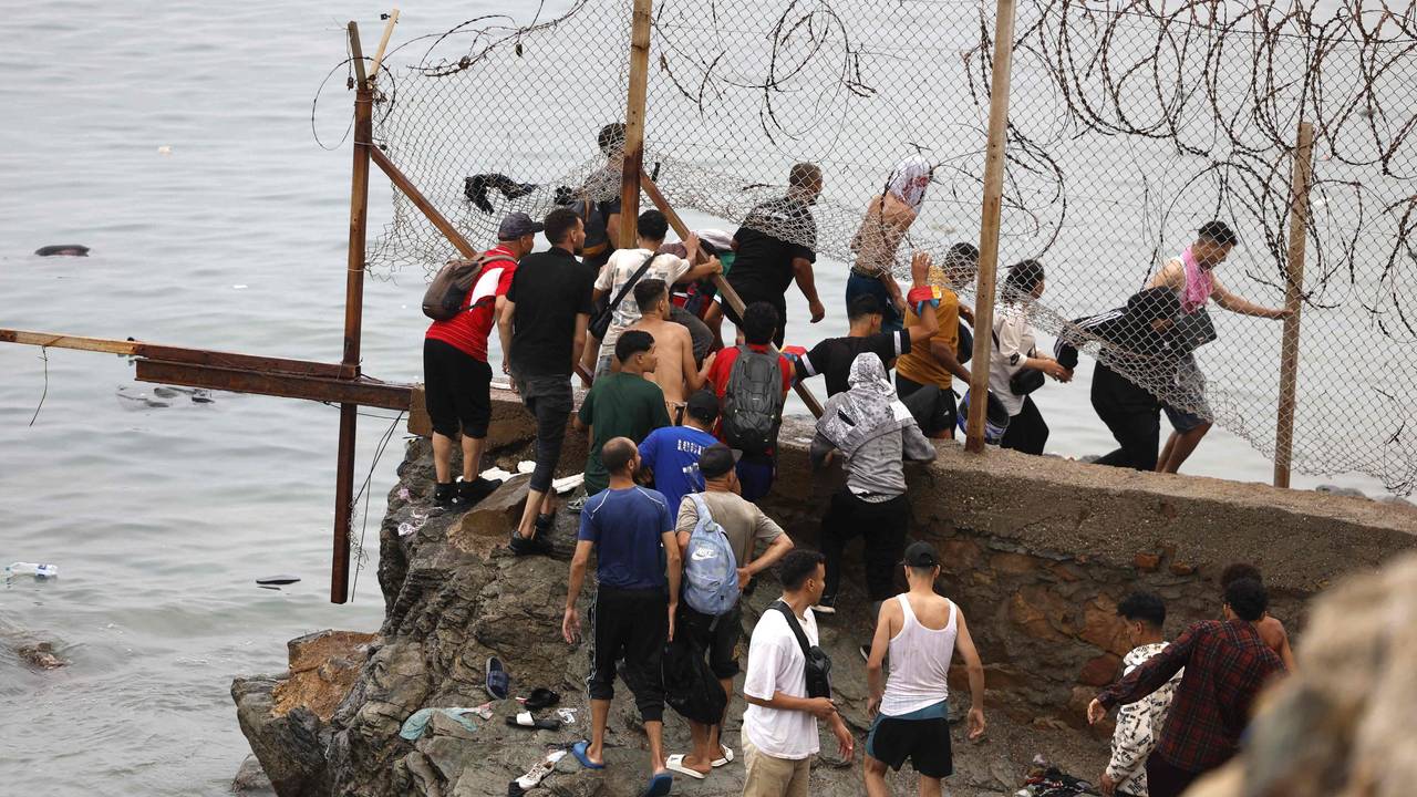 Zehntausende Migranten haben die Grenze zwischen Marokko und der spanischen Exklave Ceuta in Nordafrika gestürmt.