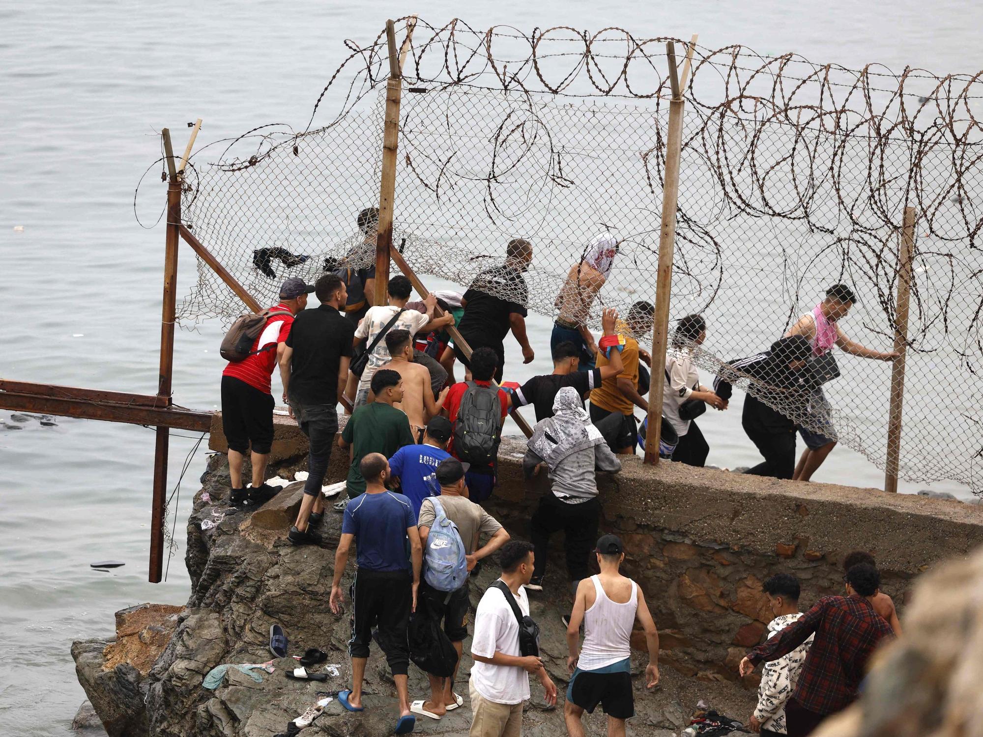 Zehntausende Migranten haben die Grenze zwischen Marokko und der spanischen Exklave Ceuta in Nordafrika gestürmt.