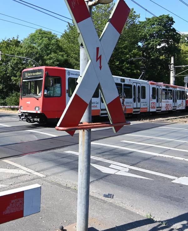 Bei einem Unfall mit einer KVB-Bahn ist am Freitag eine Person verletzt worden. (Archivfoto)