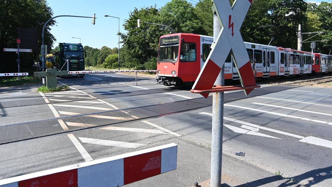 Bei einem Unfall mit einer KVB-Bahn ist am Freitag eine Person verletzt worden. (Archivfoto)
