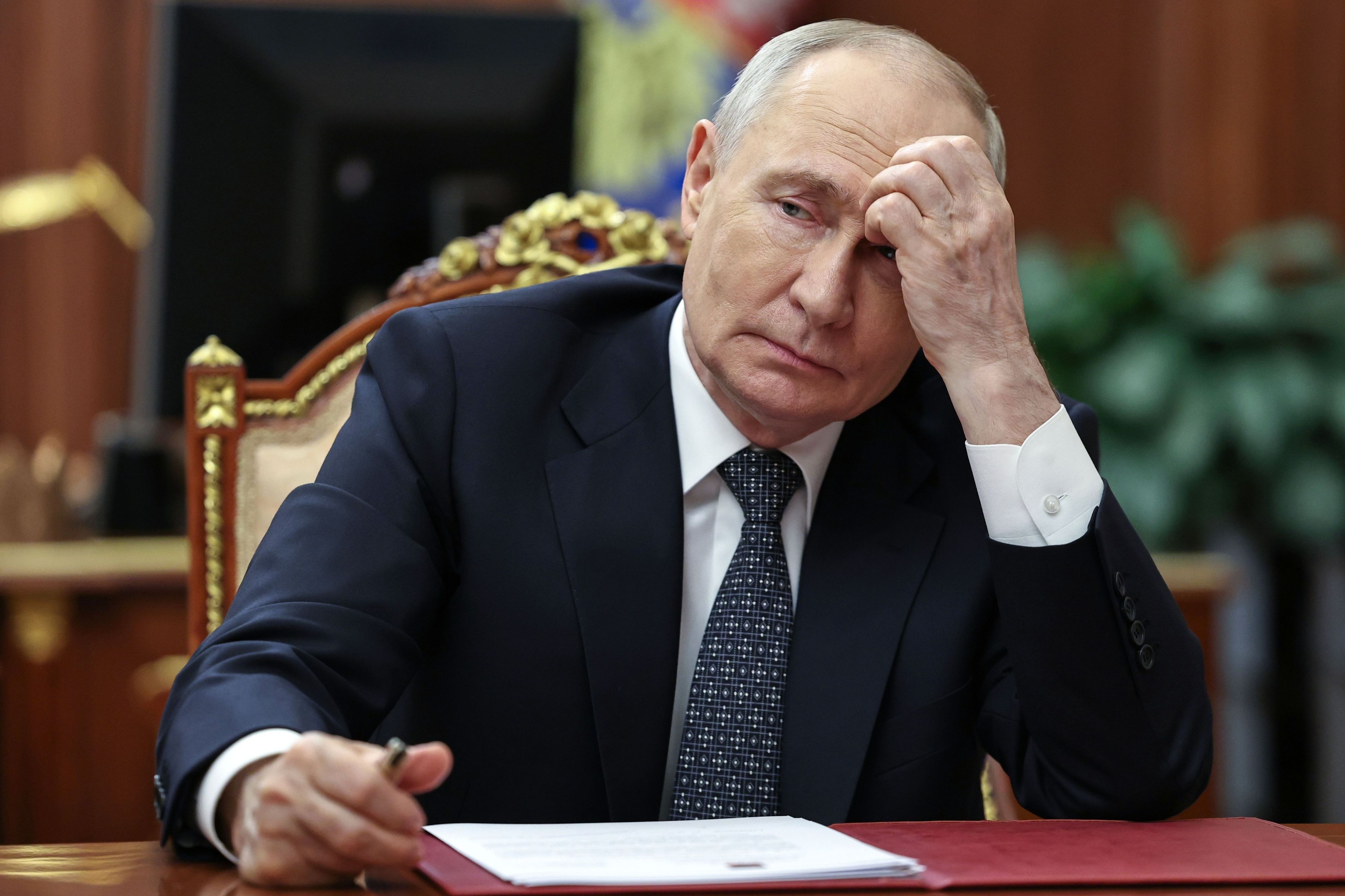 Auf diesem von der russischen nationalen Nachrichtenagentur Sputnik via AP veröffentlichen Foto unterhält sich der russische Präsident Wladimir Putin mit dem von Moskau eingesetzten Leiter der von Russland kontrollierten Region Saporischschja, Balitsky, während eines Treffens im Kreml in der russischen Hauptstadt.