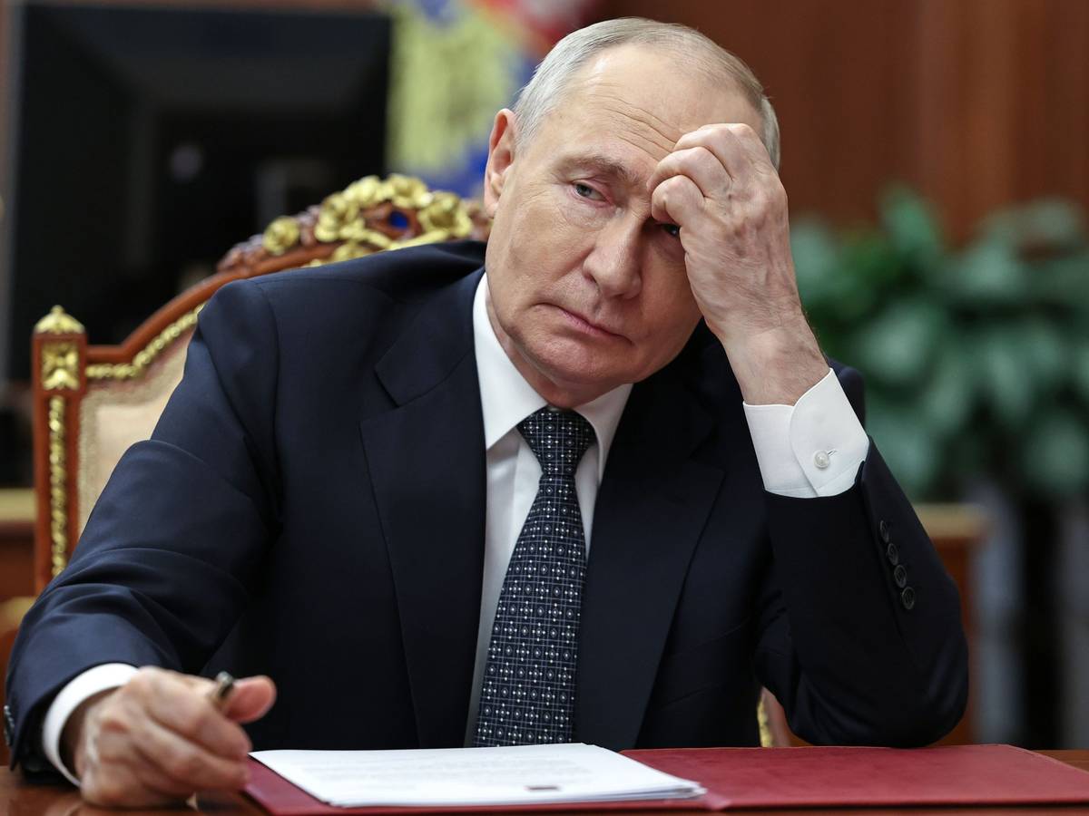 Auf diesem von der russischen nationalen Nachrichtenagentur Sputnik via AP veröffentlichen Foto unterhält sich der russische Präsident Wladimir Putin mit dem von Moskau eingesetzten Leiter der von Russland kontrollierten Region Saporischschja, Balitsky, während eines Treffens im Kreml in der russischen Hauptstadt.