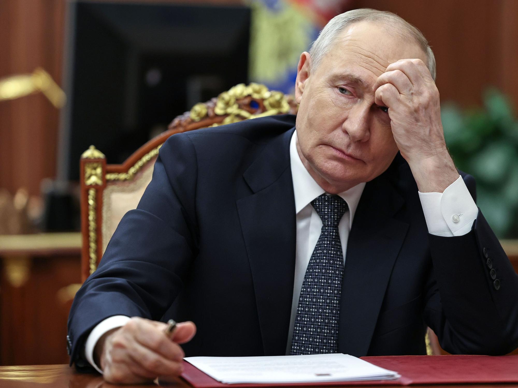 Auf diesem von der russischen nationalen Nachrichtenagentur Sputnik via AP veröffentlichen Foto unterhält sich der russische Präsident Wladimir Putin mit dem von Moskau eingesetzten Leiter der von Russland kontrollierten Region Saporischschja, Balitsky, während eines Treffens im Kreml in der russischen Hauptstadt.