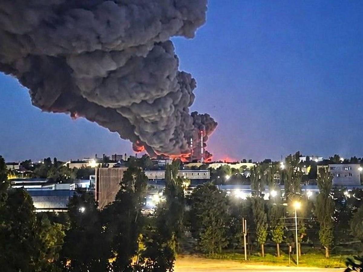 Ein Screenshot aus einem in den sozialen Netzwerken kursierenden Video soll eine Rauchsäule über Wolgograd zeigen.