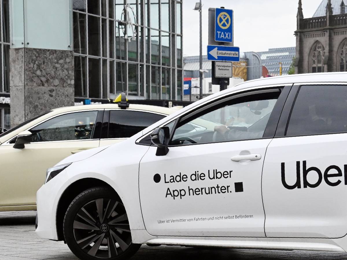Am Taxistand vor dem Kölner Hauptbahnhof steht ein Fahrzeug von Uber.