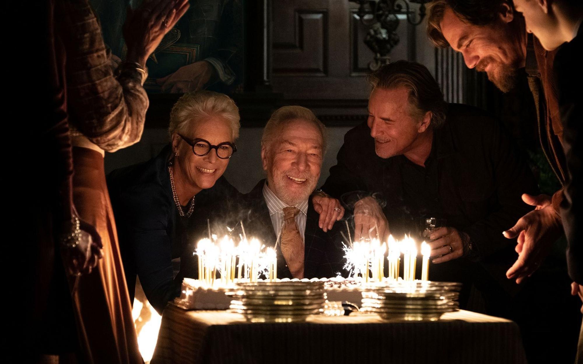 Ach wie schön: Harlan Thrombey (Christopher Plummer, Mitte) feiert im Kreise seiner Familie (Jamie Lee Curtis, Don Johnson, Michael Shannon, rechts) seinen 85. Geburtstag. Ein paar Stunden später ist er tot. (Bild: ARD Degeto/2018 MRC II Distribution Company L.P. All rights reserved)