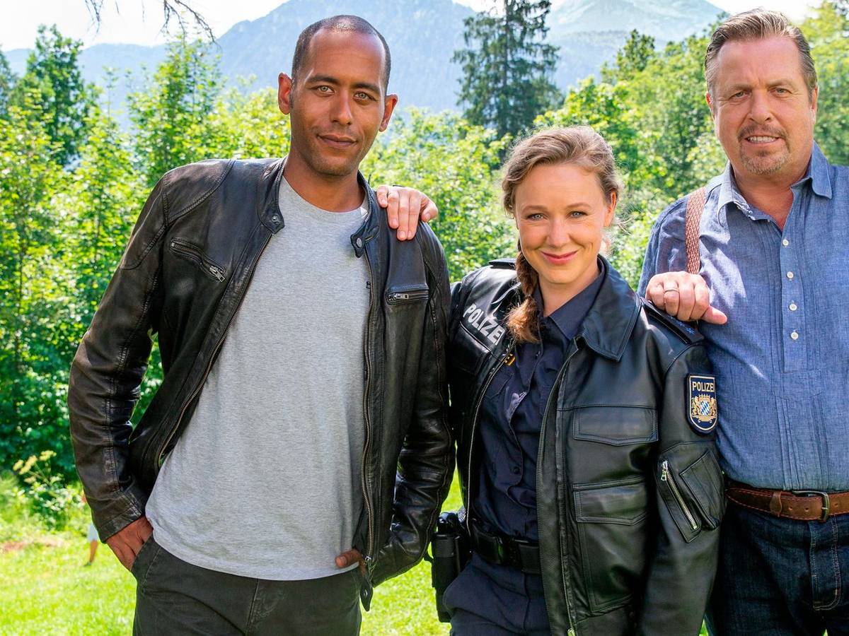 Von links: Jerry Paulsen (Peter Marton), Sophia Strasser (Katharina Leonore Goebel), Benedikt Beissl (Andreas Giebel) in „Watzmann ermittelt“. Giebel wird auch nach seinem Eingriff in der Serie zu sehen sein. (Bild: ARD / People Picture / Willi Schneider)