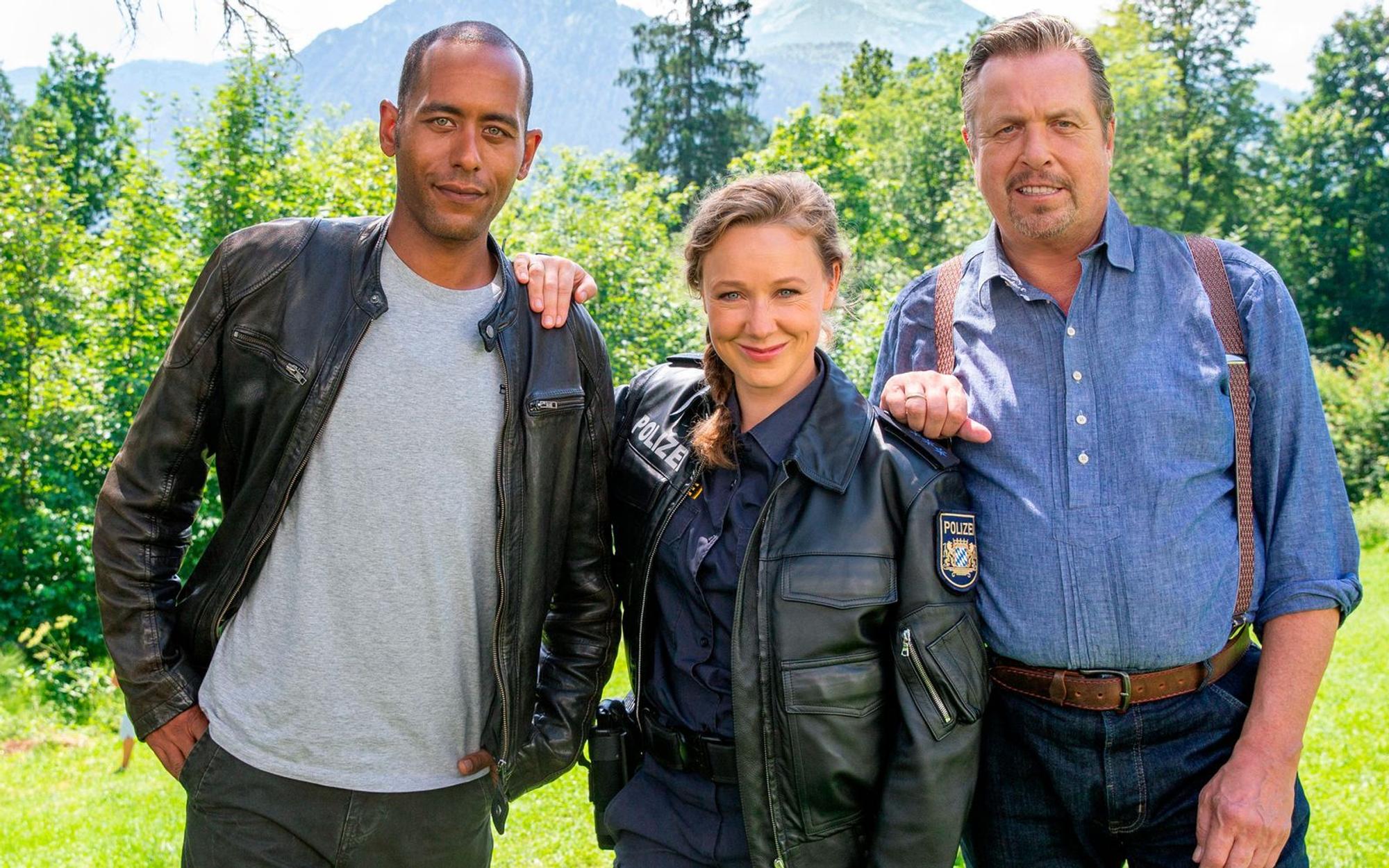Von links: Jerry Paulsen (Peter Marton), Sophia Strasser (Katharina Leonore Goebel), Benedikt Beissl (Andreas Giebel) in „Watzmann ermittelt“. Giebel wird auch nach seinem Eingriff in der Serie zu sehen sein. (Bild: ARD / People Picture / Willi Schneider)