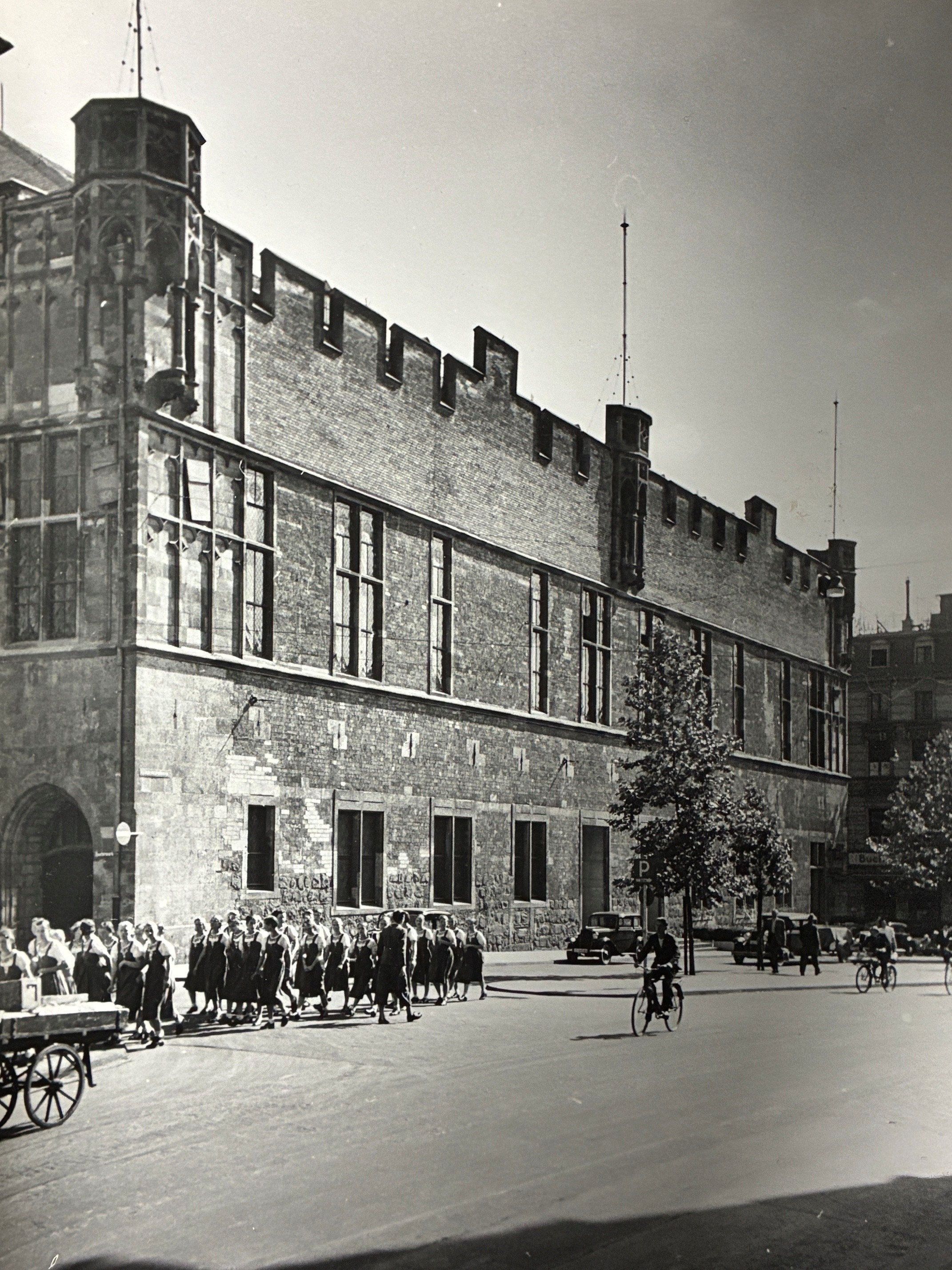 Straßenszene am Gürzenich, historisch