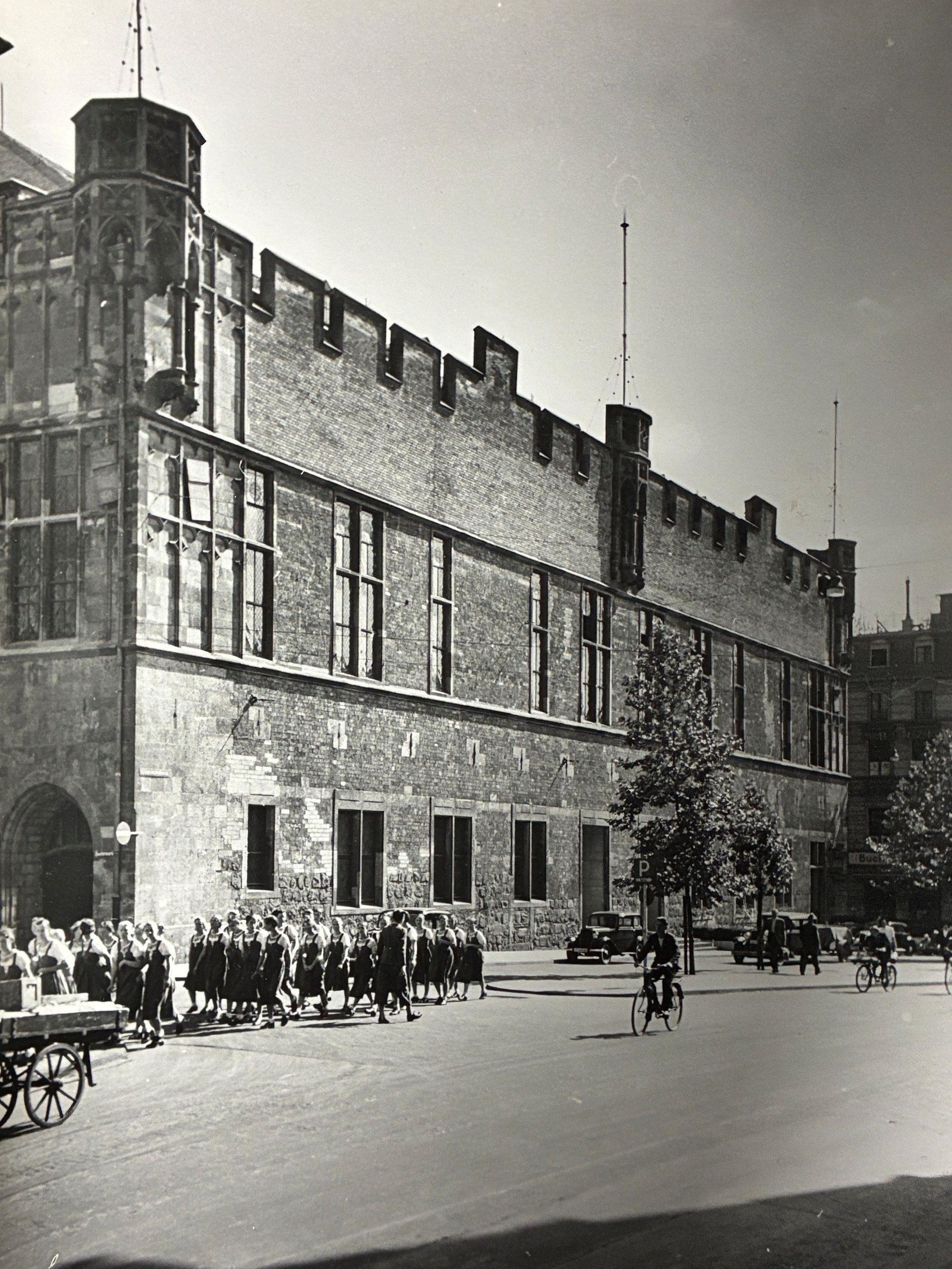 Straßenszene am Gürzenich, historisch