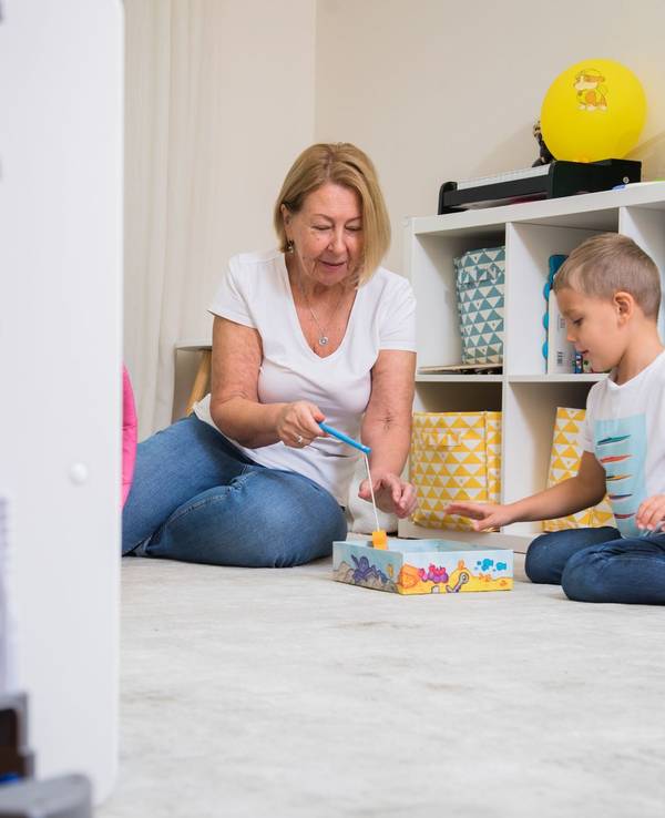 Oma spielt mit Enkel