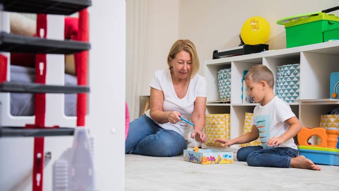 Oma spielt mit Enkel
