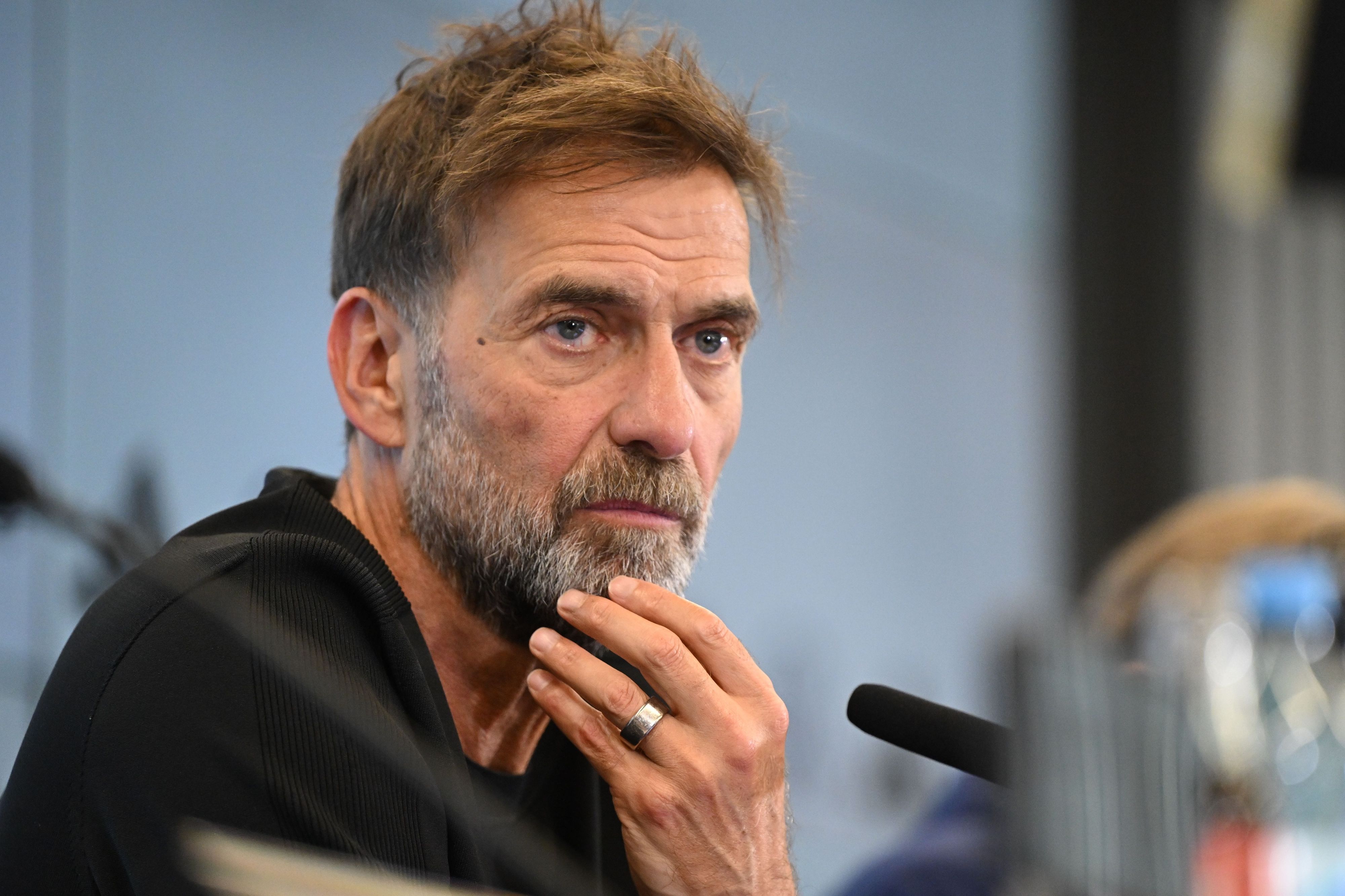 Jürgen Klopp wartet bei seiner Vorstellungs-PK auf eine Frage.
