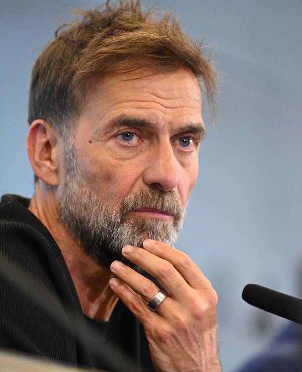 Jürgen Klopp wartet bei seiner Vorstellungs-PK auf eine Frage.