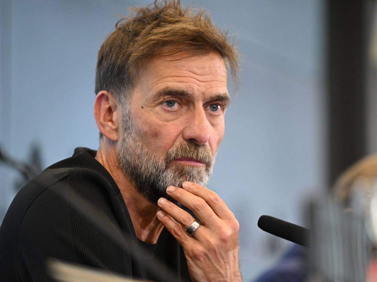 Jürgen Klopp wartet bei seiner Vorstellungs-PK auf eine Frage.