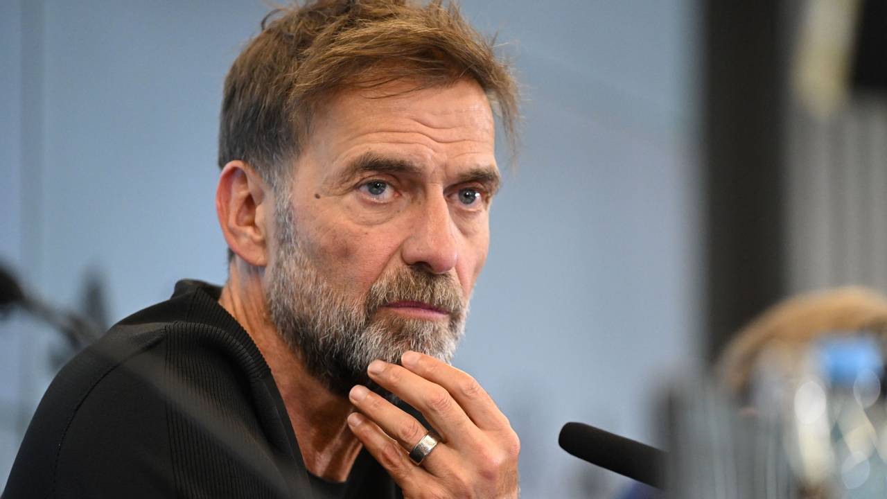 Jürgen Klopp wartet bei seiner Vorstellungs-PK auf eine Frage.