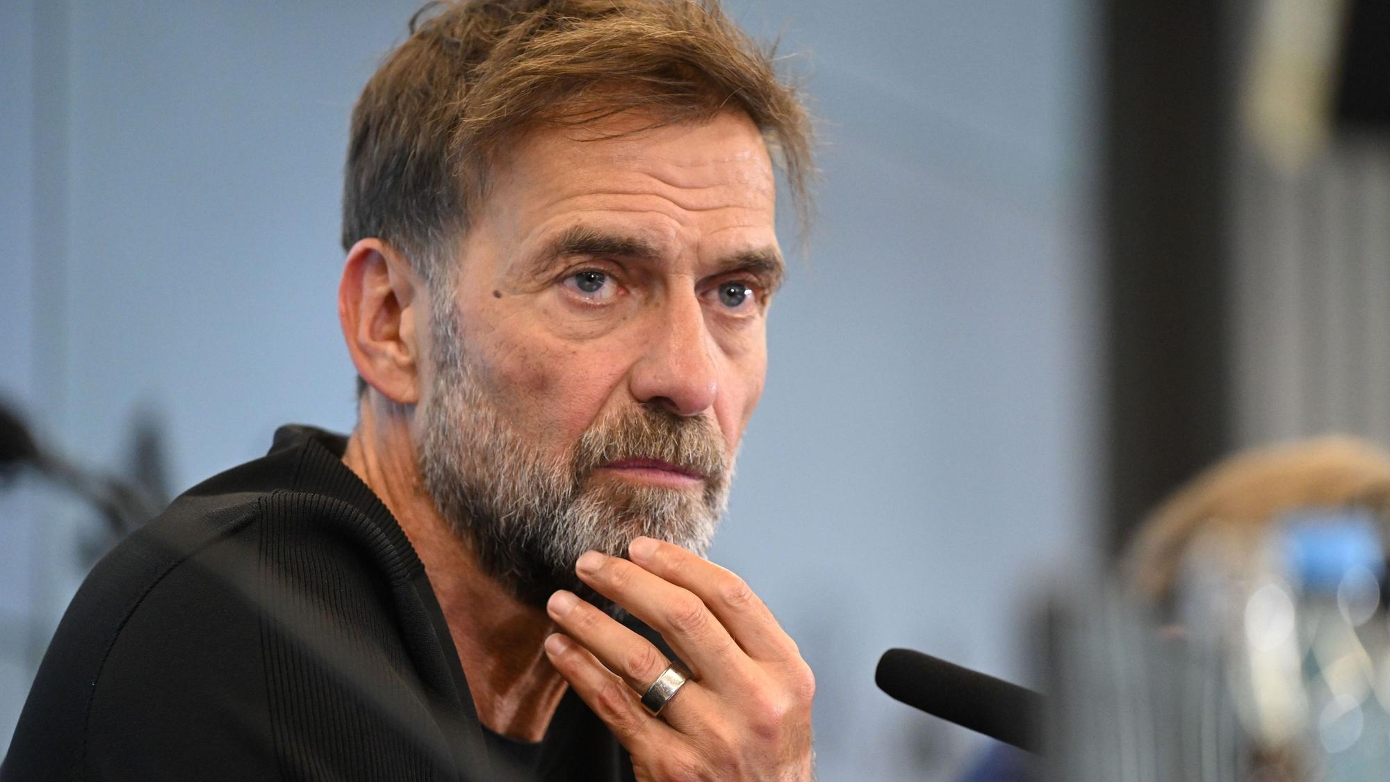 Jürgen Klopp wartet bei seiner Vorstellungs-PK auf eine Frage.