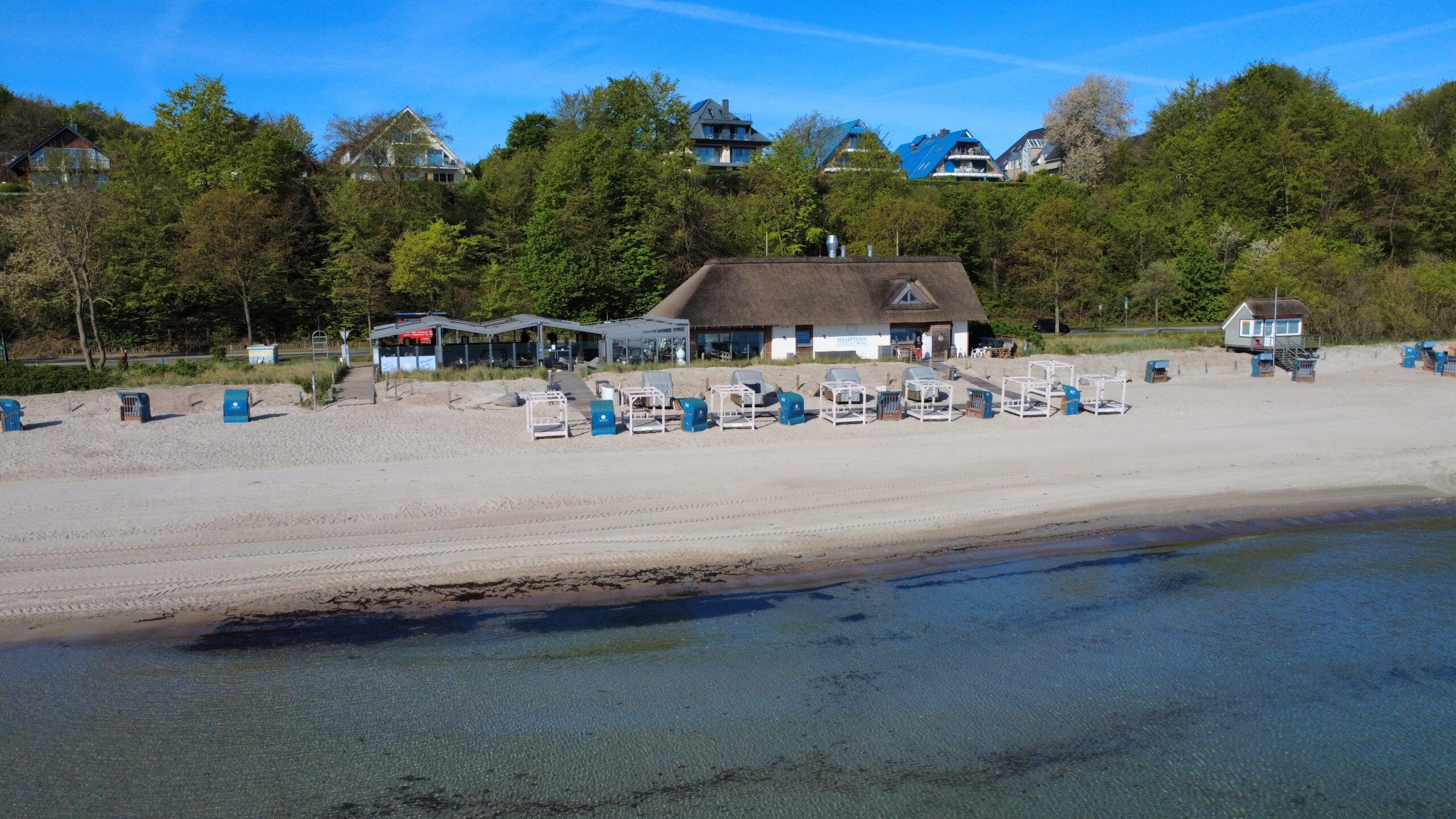 Das "Hamptons" in Scharbeutz vereint Sushi-Restaurant in Beachclub direkt am Strand.