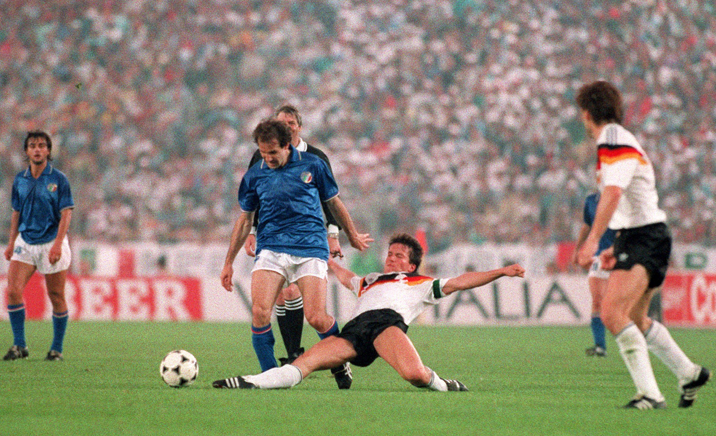 Lothar Matthäus (2.v.r) versucht mit einem Tackling Italiens Franco Baresi (2.v.l) vom Ball zu trennen.