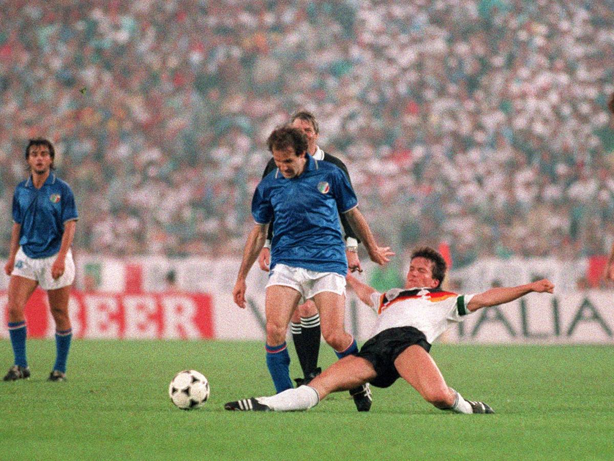 Lothar Matthäus (2.v.r) versucht mit einem Tackling Italiens Franco Baresi (2.v.l) vom Ball zu trennen.