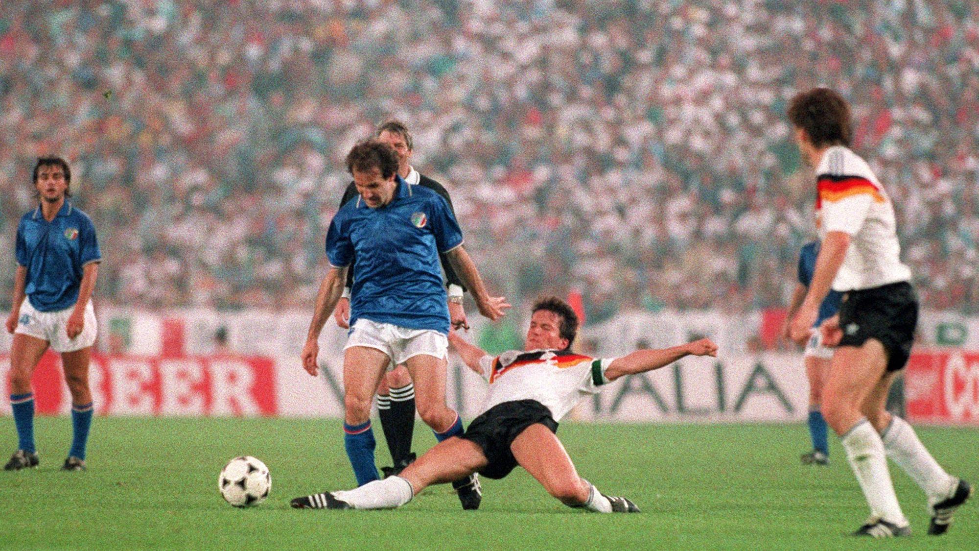 Lothar Matthäus (2.v.r) versucht mit einem Tackling Italiens Franco Baresi (2.v.l) vom Ball zu trennen.