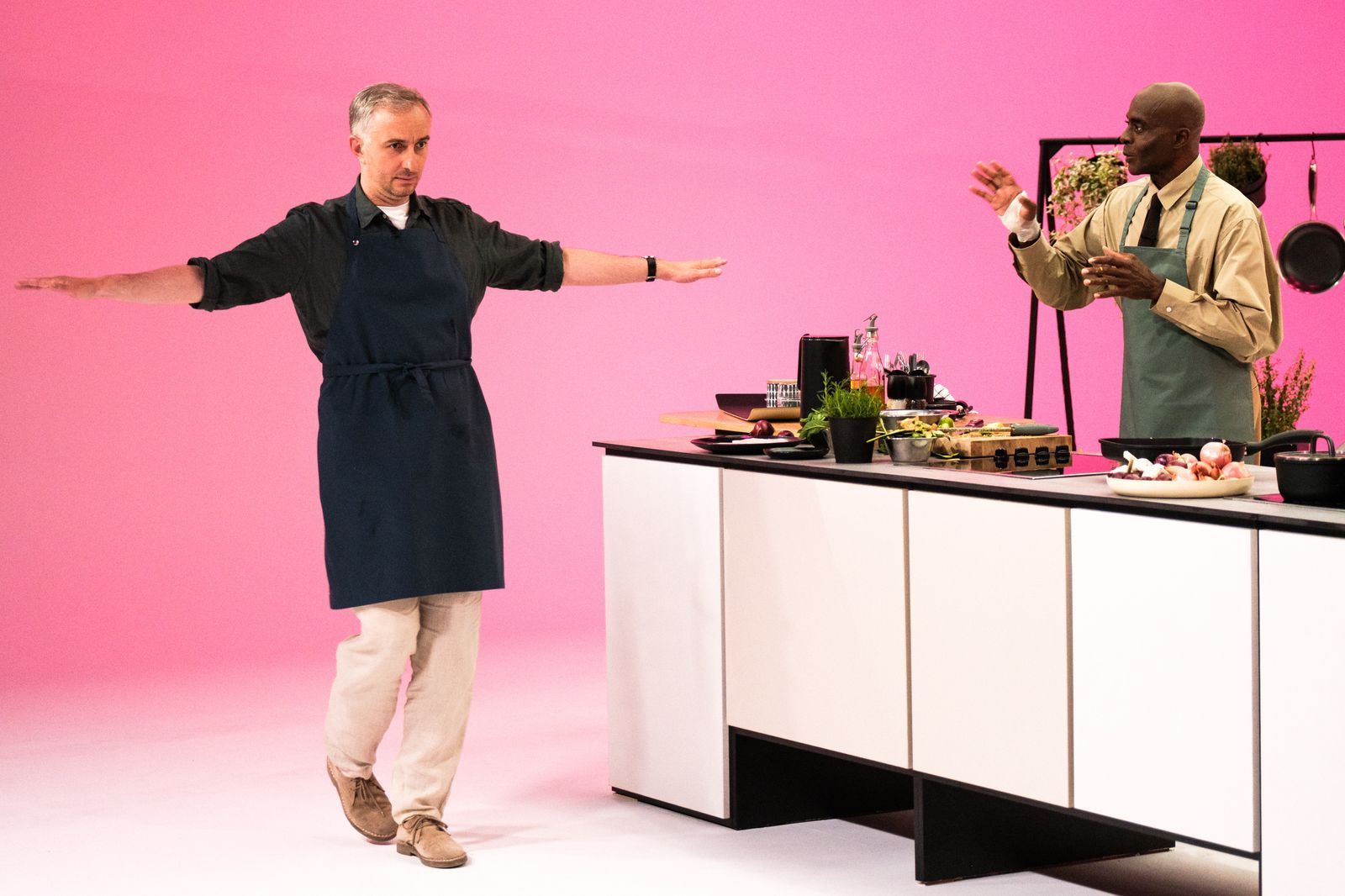 „Nein, nein, nein!“ Von Jan Böhmermanns Catwalk-Versuchen war Bruce Darnell (rechts) nicht wirklich angetan. (Bild: ZDF/Lennart Speer)
